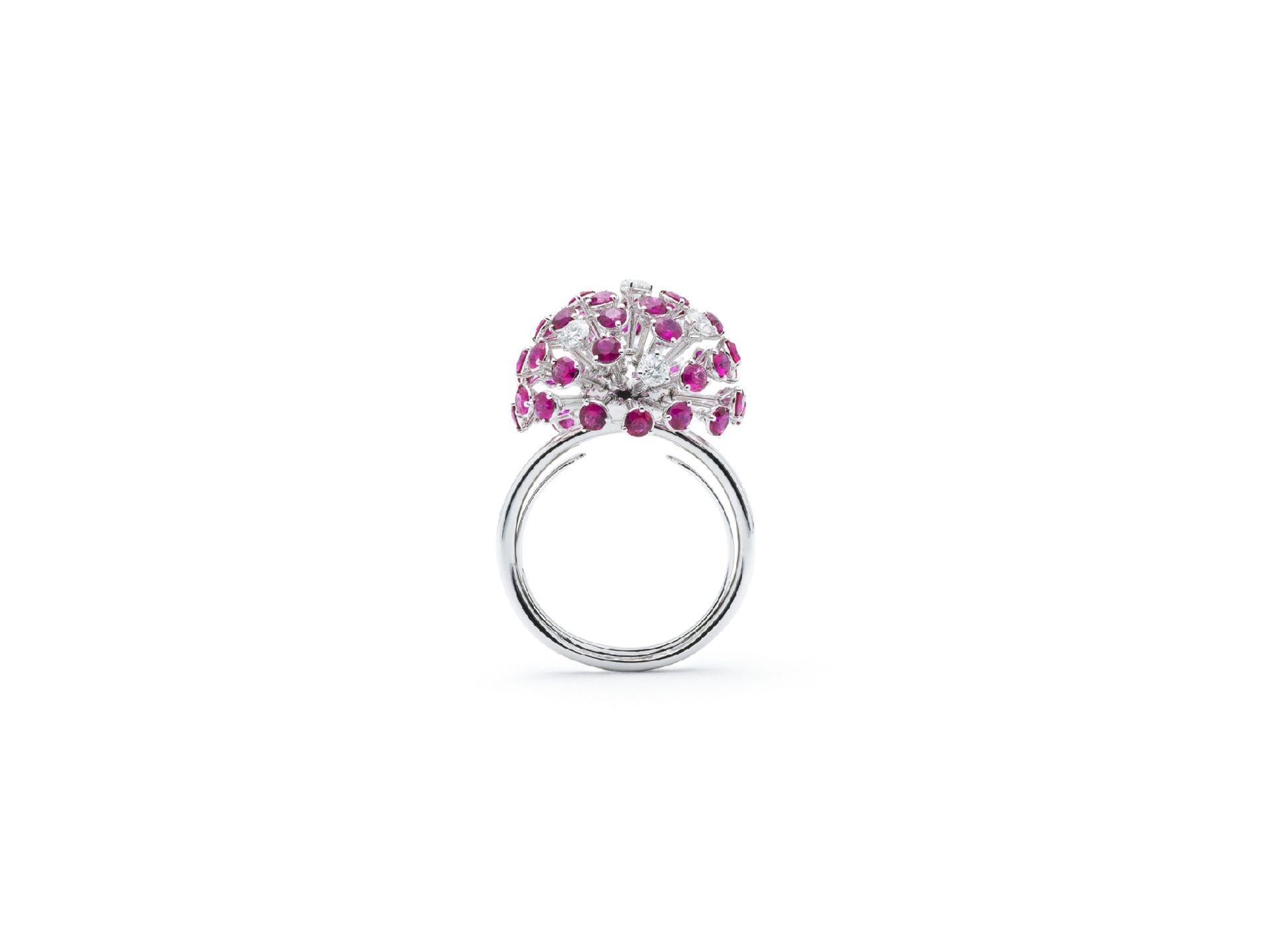 Ring with brilliant diamonds and rubies