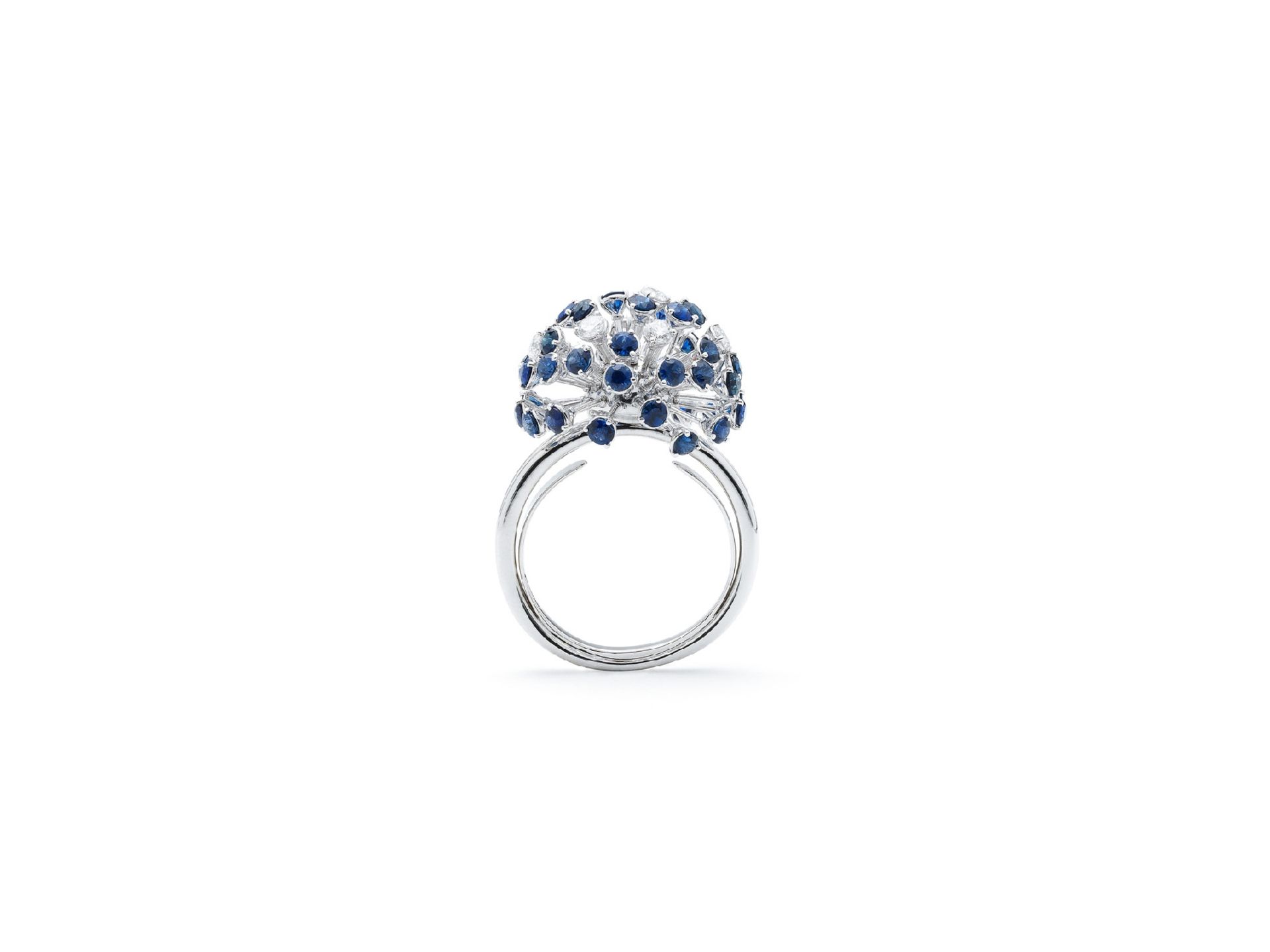 Ring with brilliant diamonds and sapphires