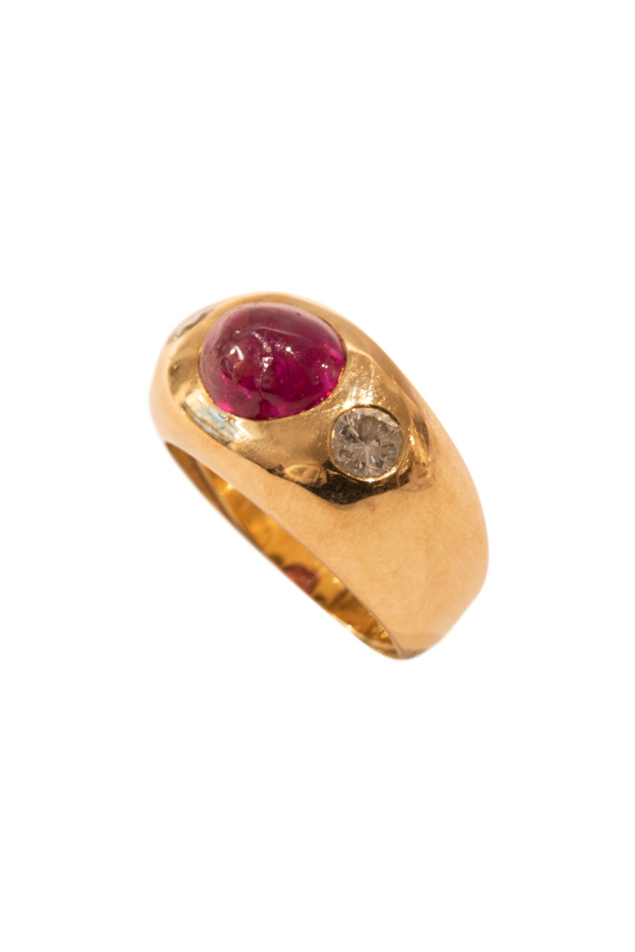 Ring with brilliant diamonds and ruby
