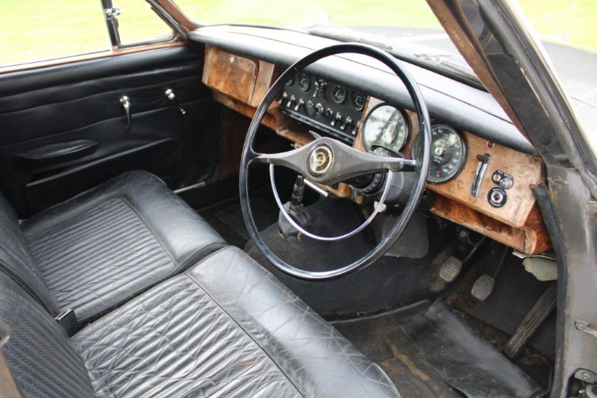 1969 Daimler 250 ManualFitted with 2.0 prima turbo diesel - Image 14 of 34