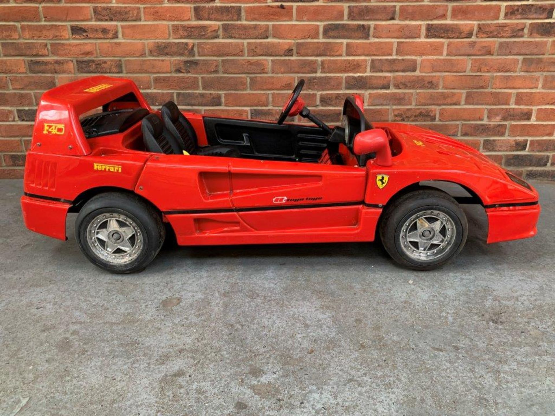 A Large Toy Battery Operated Childs Ferrari F40 - Image 4 of 6