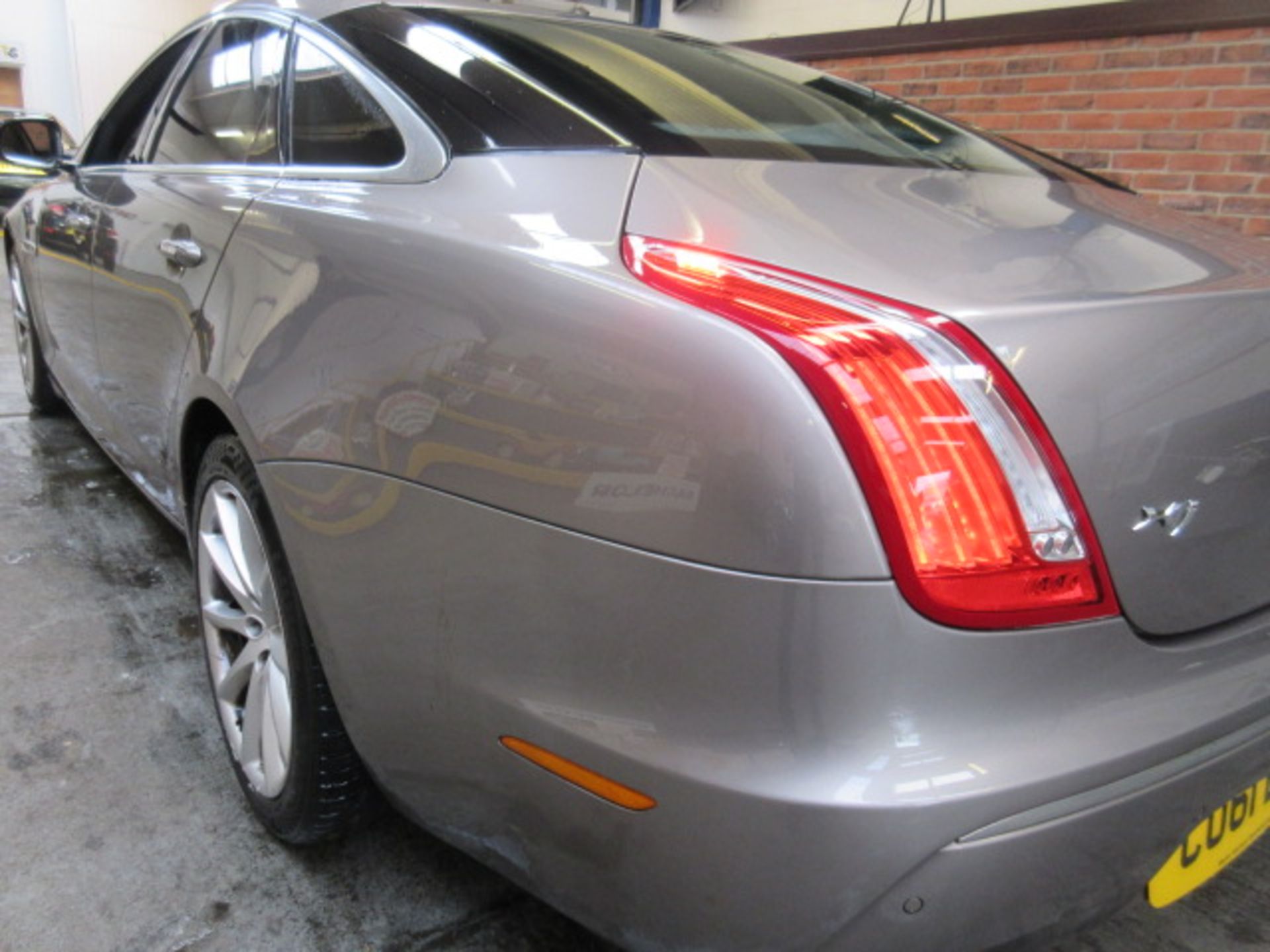 61 11 Jaguar XJ Luxury V6 D - Image 12 of 30