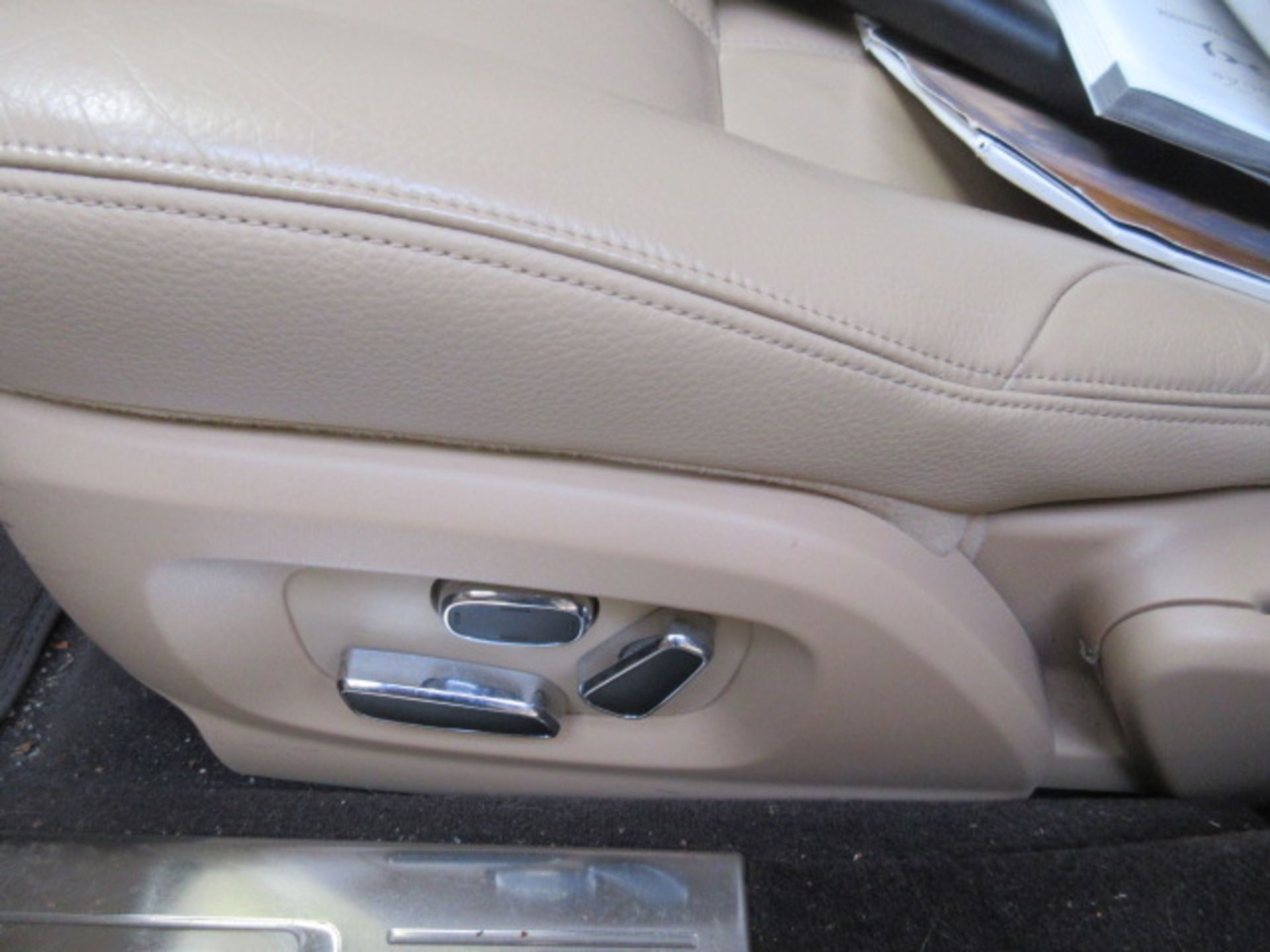 61 11 Jaguar XJ Luxury V6 D - Image 23 of 30