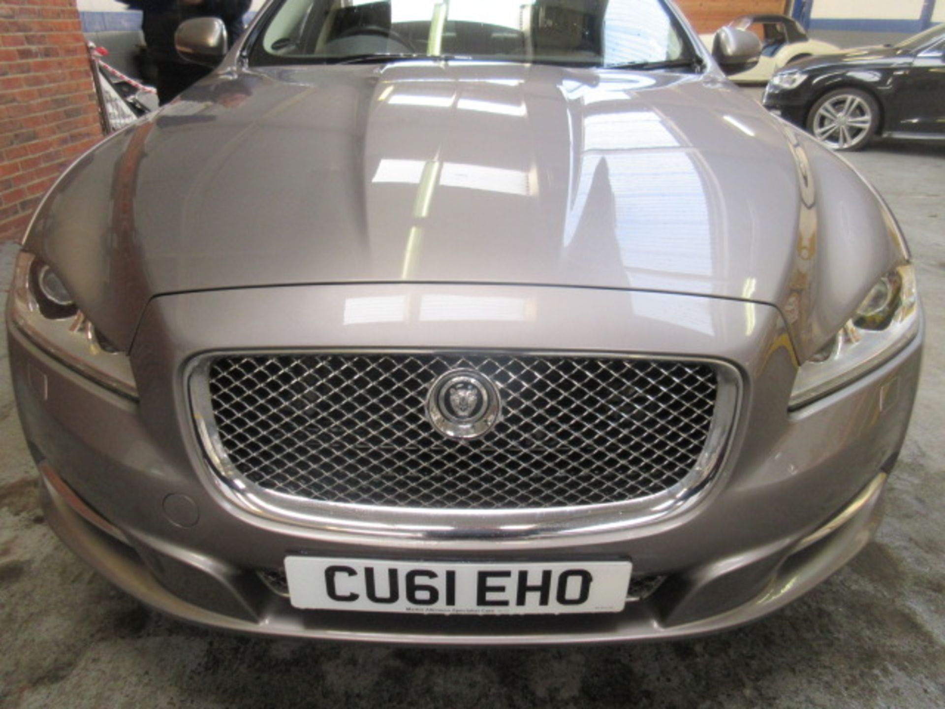 61 11 Jaguar XJ Luxury V6 D - Image 17 of 30