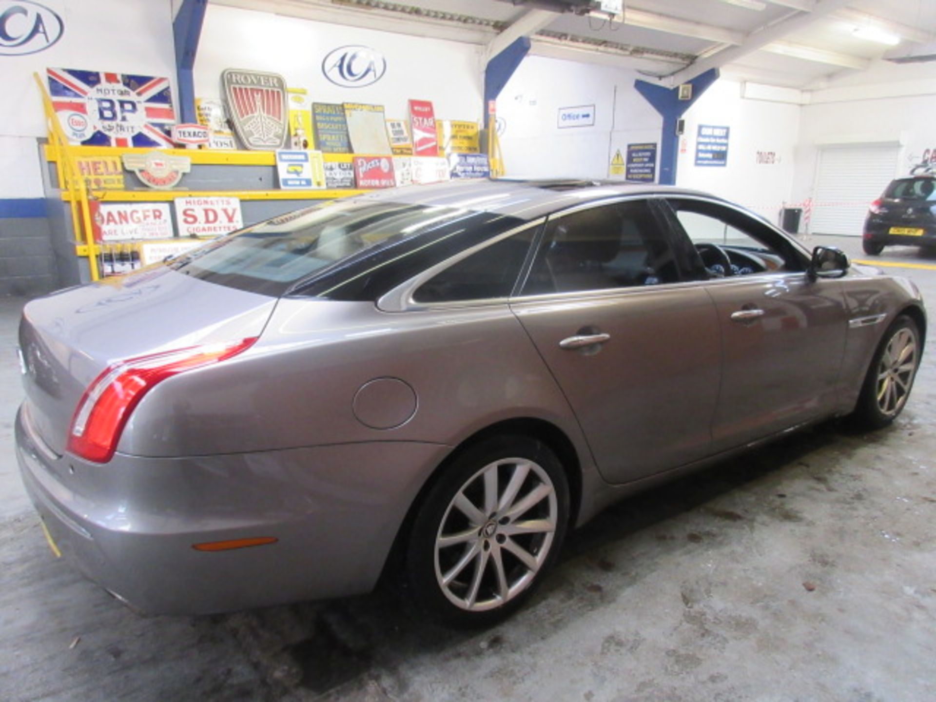 61 11 Jaguar XJ Luxury V6 D - Image 3 of 30