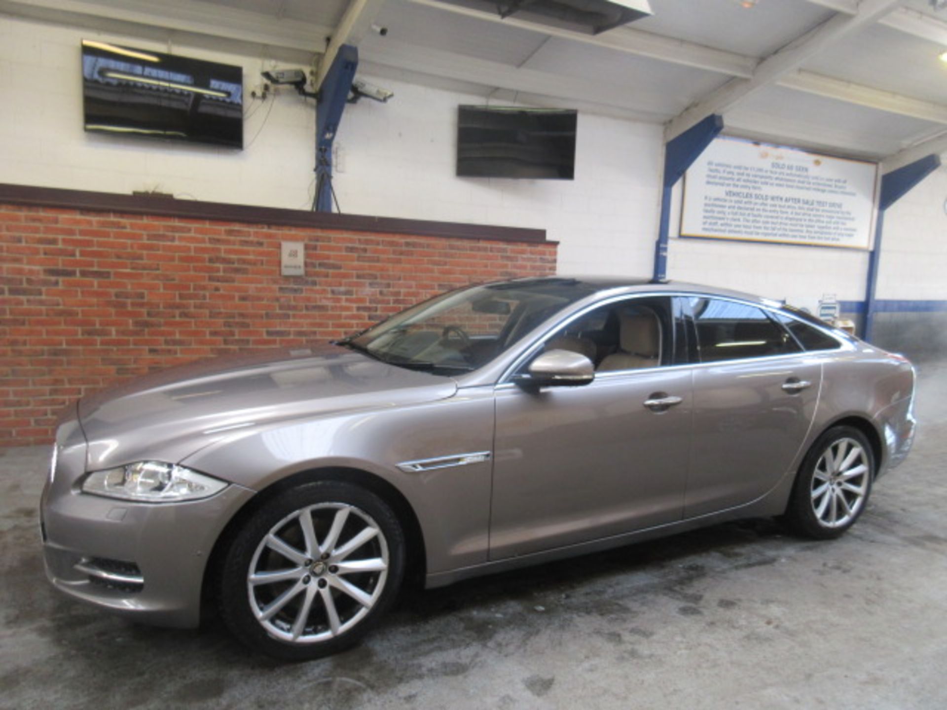 61 11 Jaguar XJ Luxury V6 D