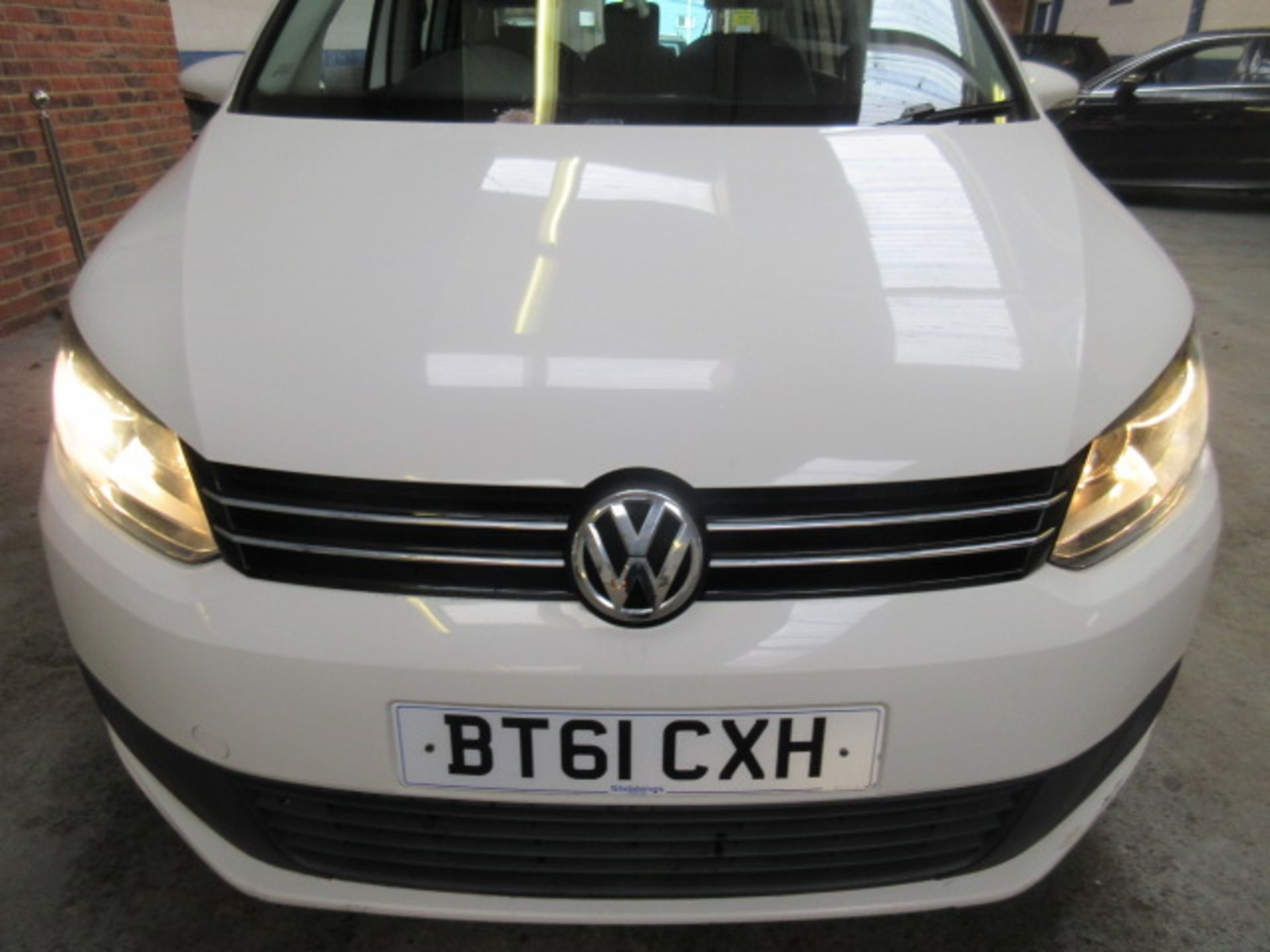 61 11 VW Touran S TDI 106 - Image 2 of 17