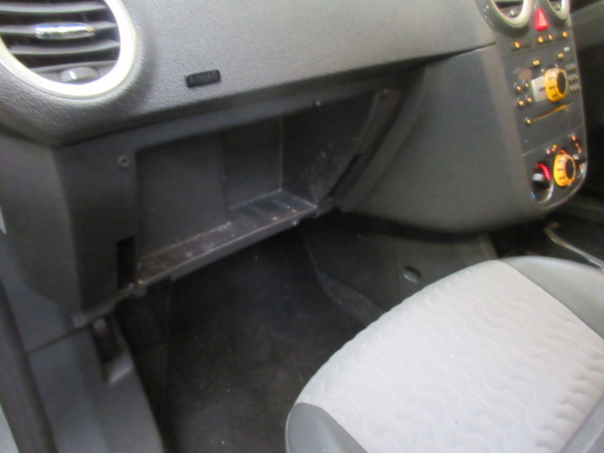 11 11 Vauxhall Corsa SE - Image 6 of 15