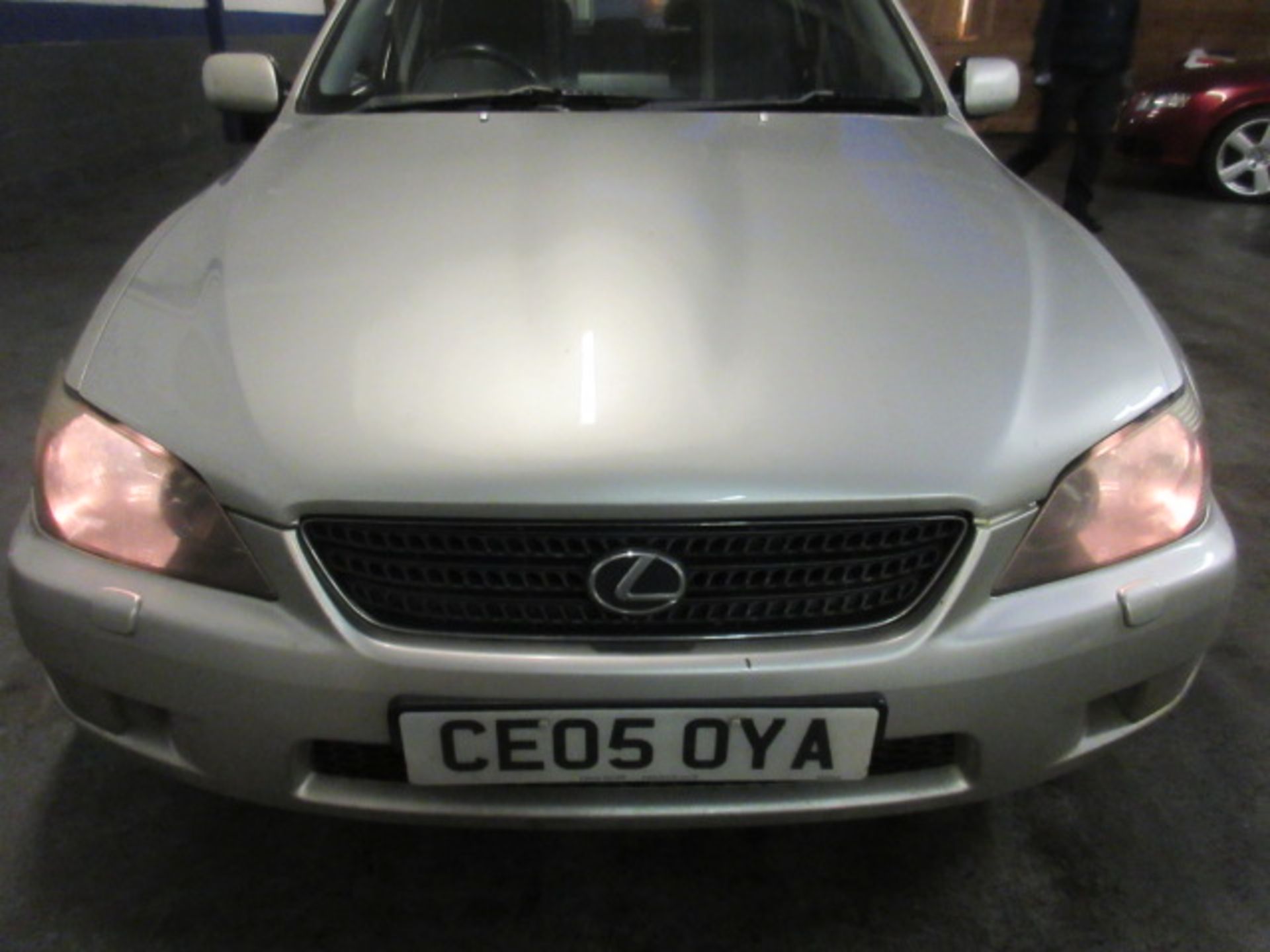 05 05 Lexus IS200 SE - Image 11 of 16