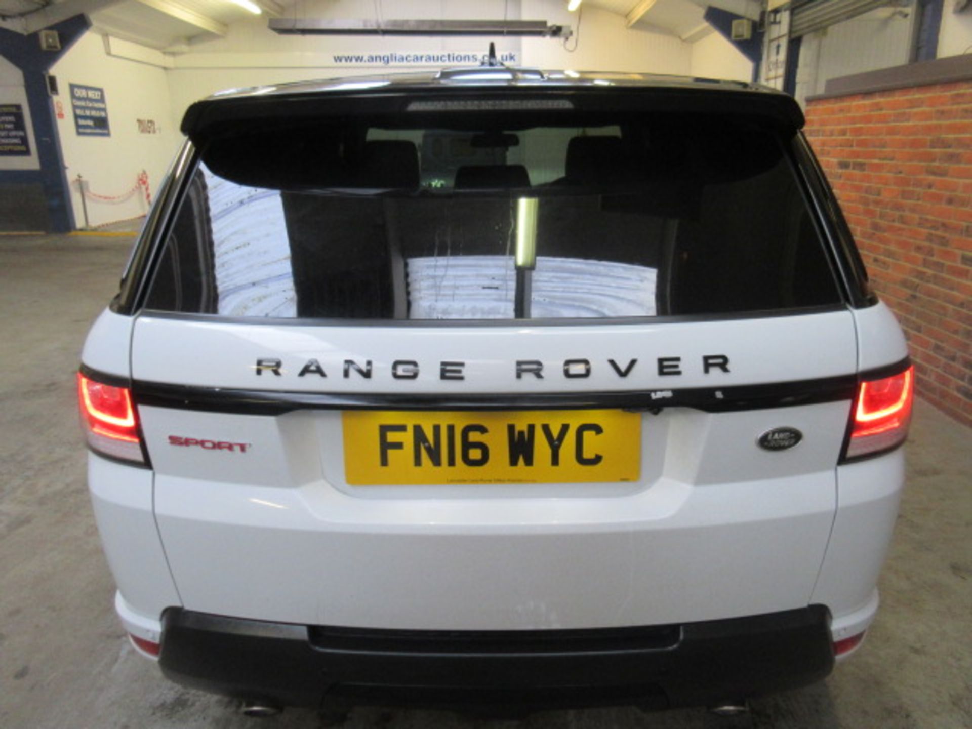 16 16 Range Rover Sport HSE - Image 16 of 38