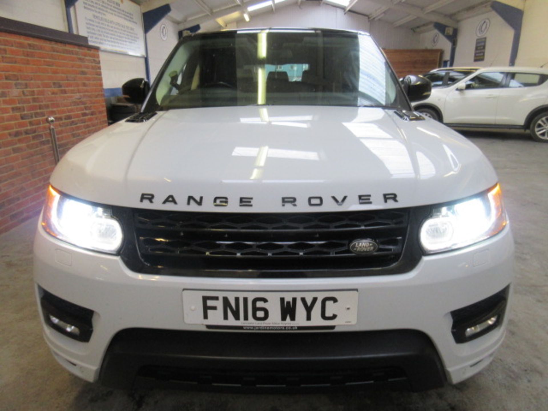 16 16 Range Rover Sport HSE - Image 17 of 38