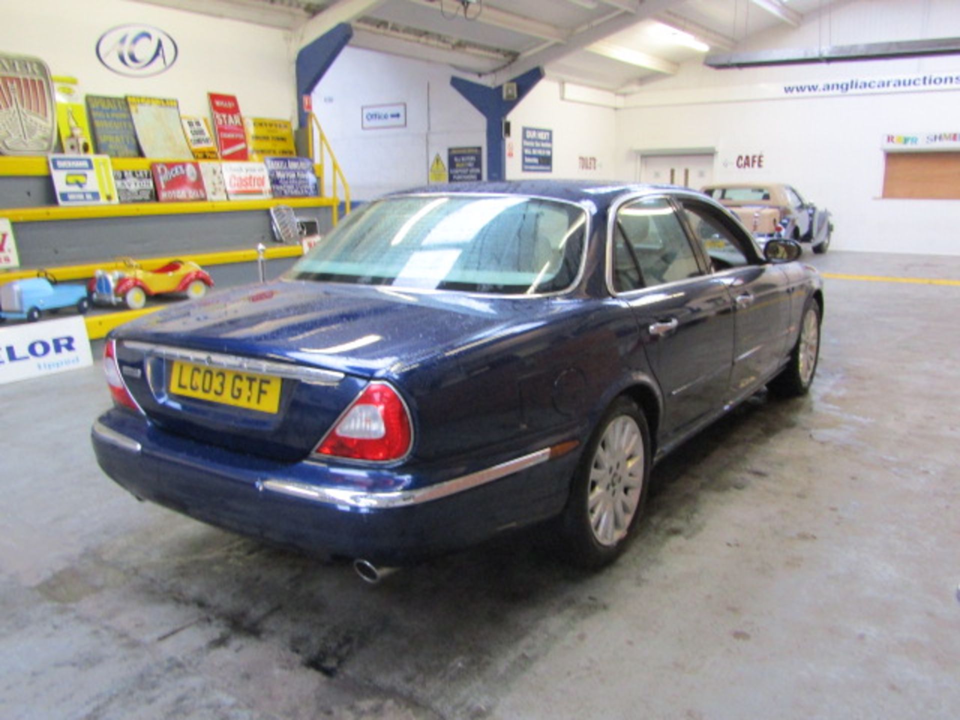 03 03 Jaguar XJ6 V6 V6 SE Auto - Image 2 of 16