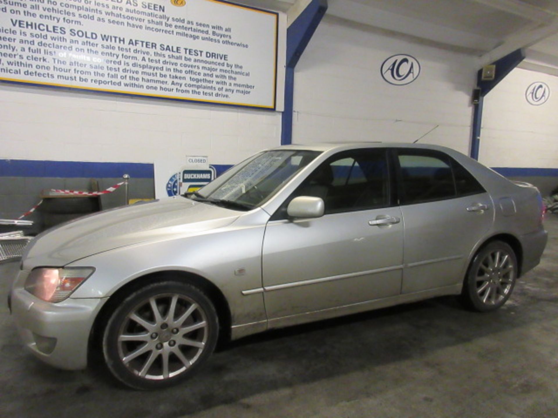 05 05 Lexus IS200 SE