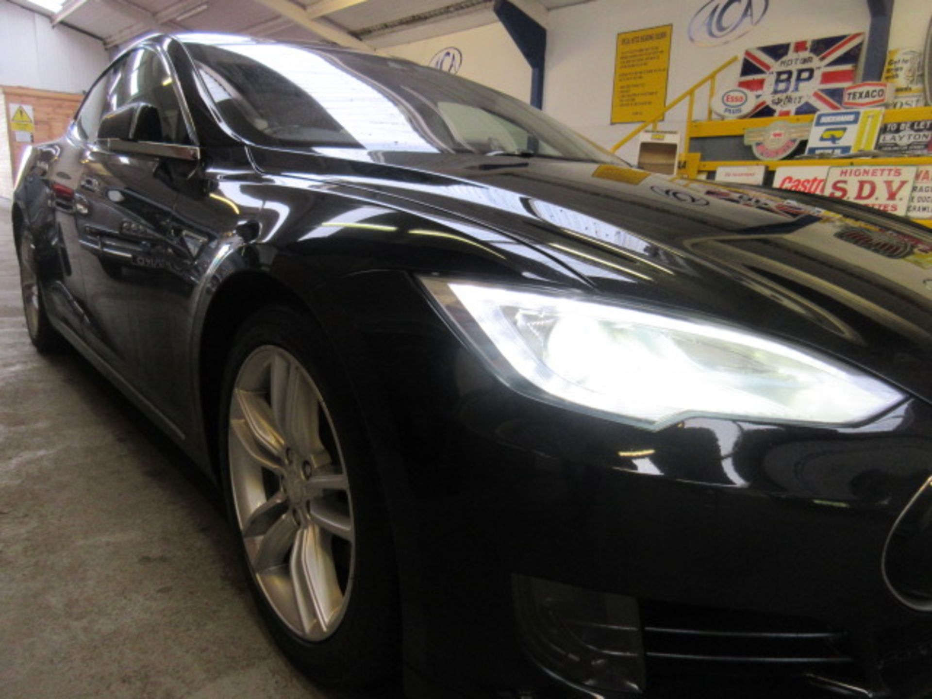 65 15 Tesla Model S 70D Dual mtr 4WD - Image 9 of 35