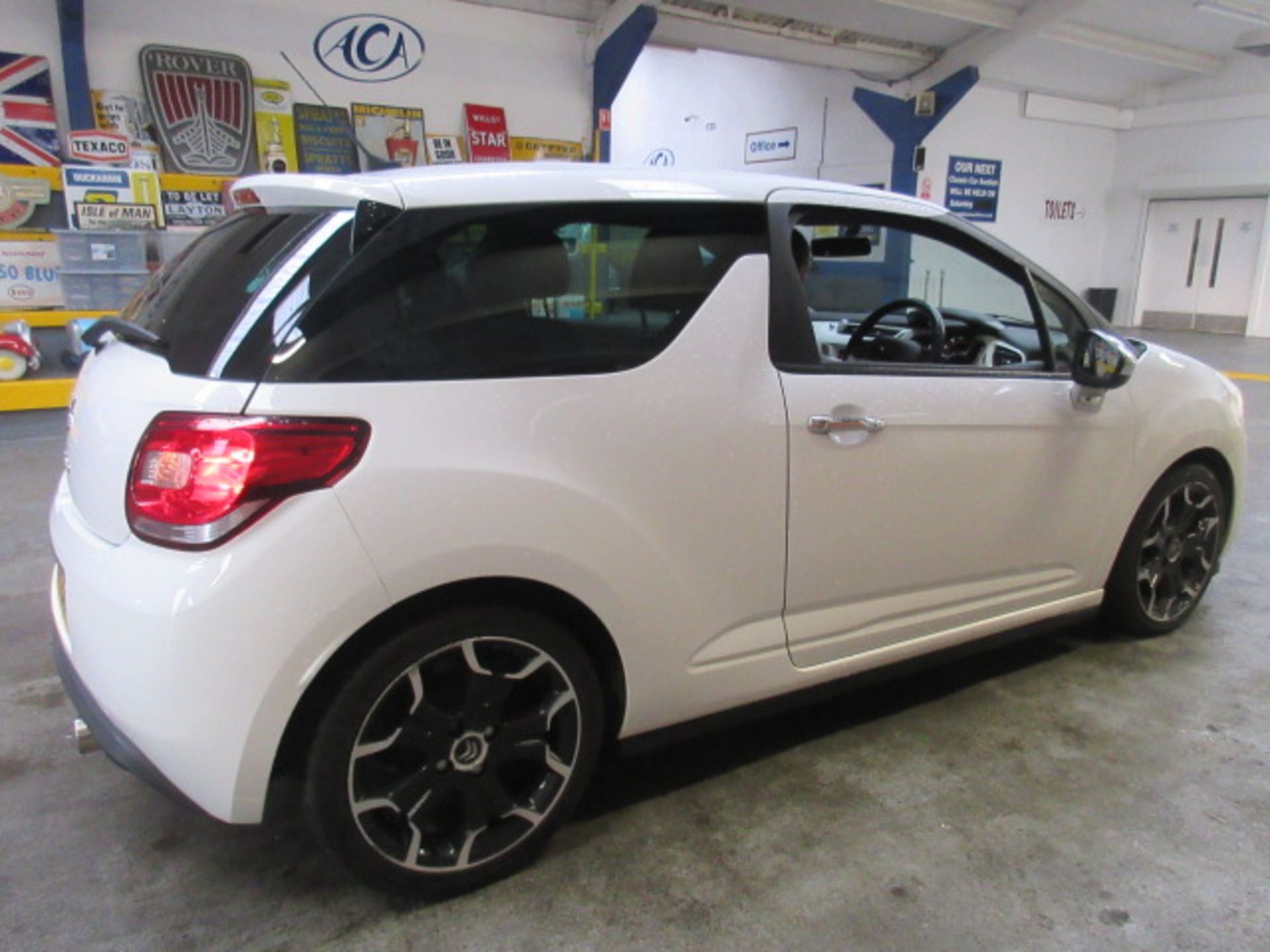 11 11 Citroen DS3 Black and White - Image 11 of 19