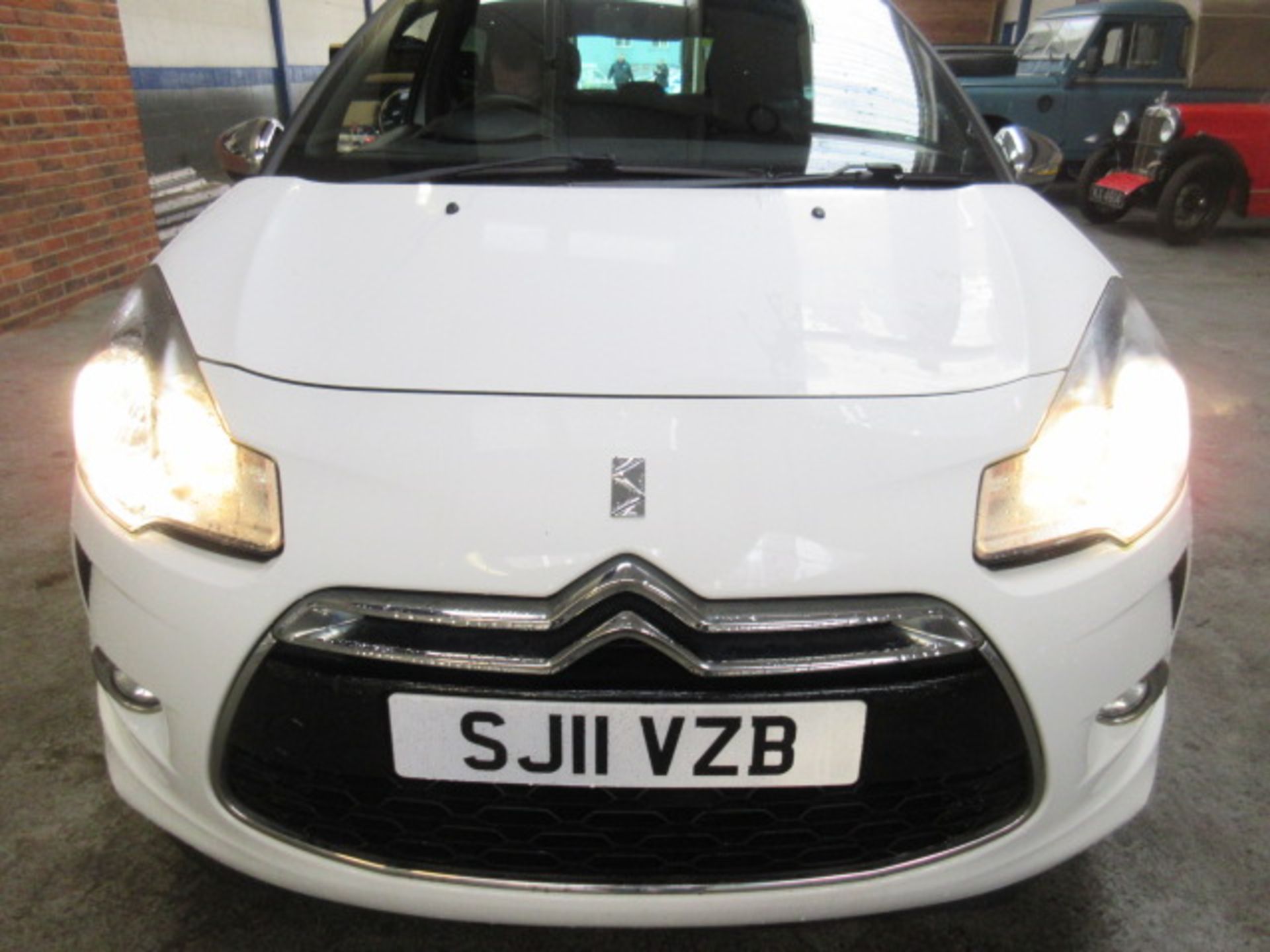 11 11 Citroen DS3 Black and White - Image 13 of 19