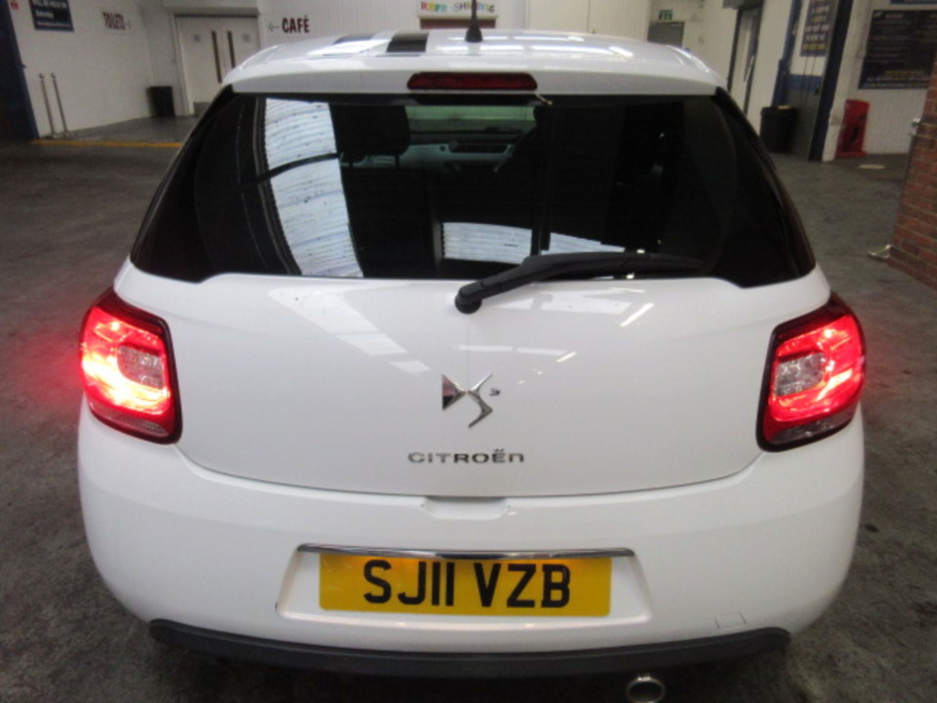 11 11 Citroen DS3 Black and White - Image 12 of 19
