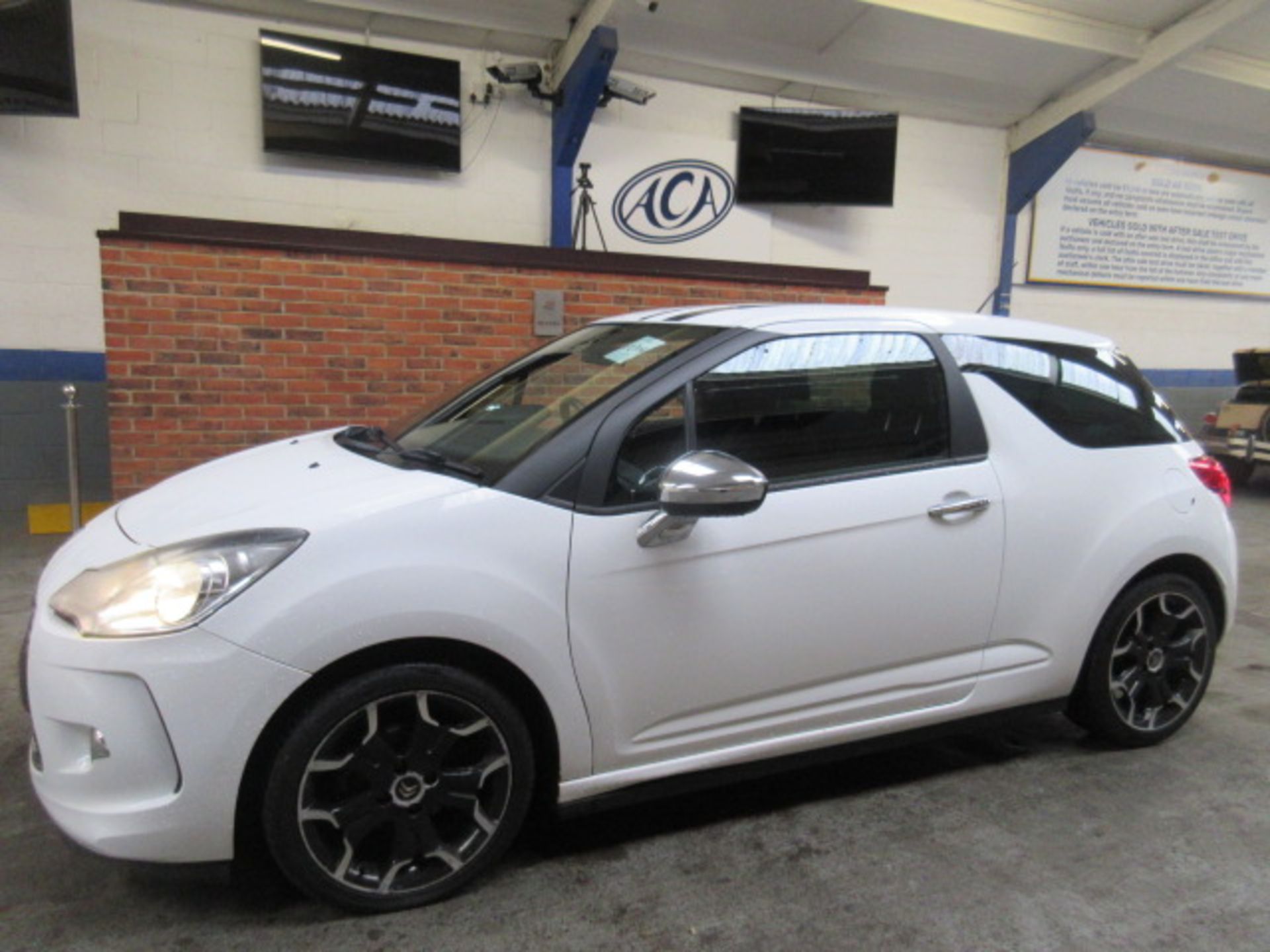 11 11 Citroen DS3 Black and White