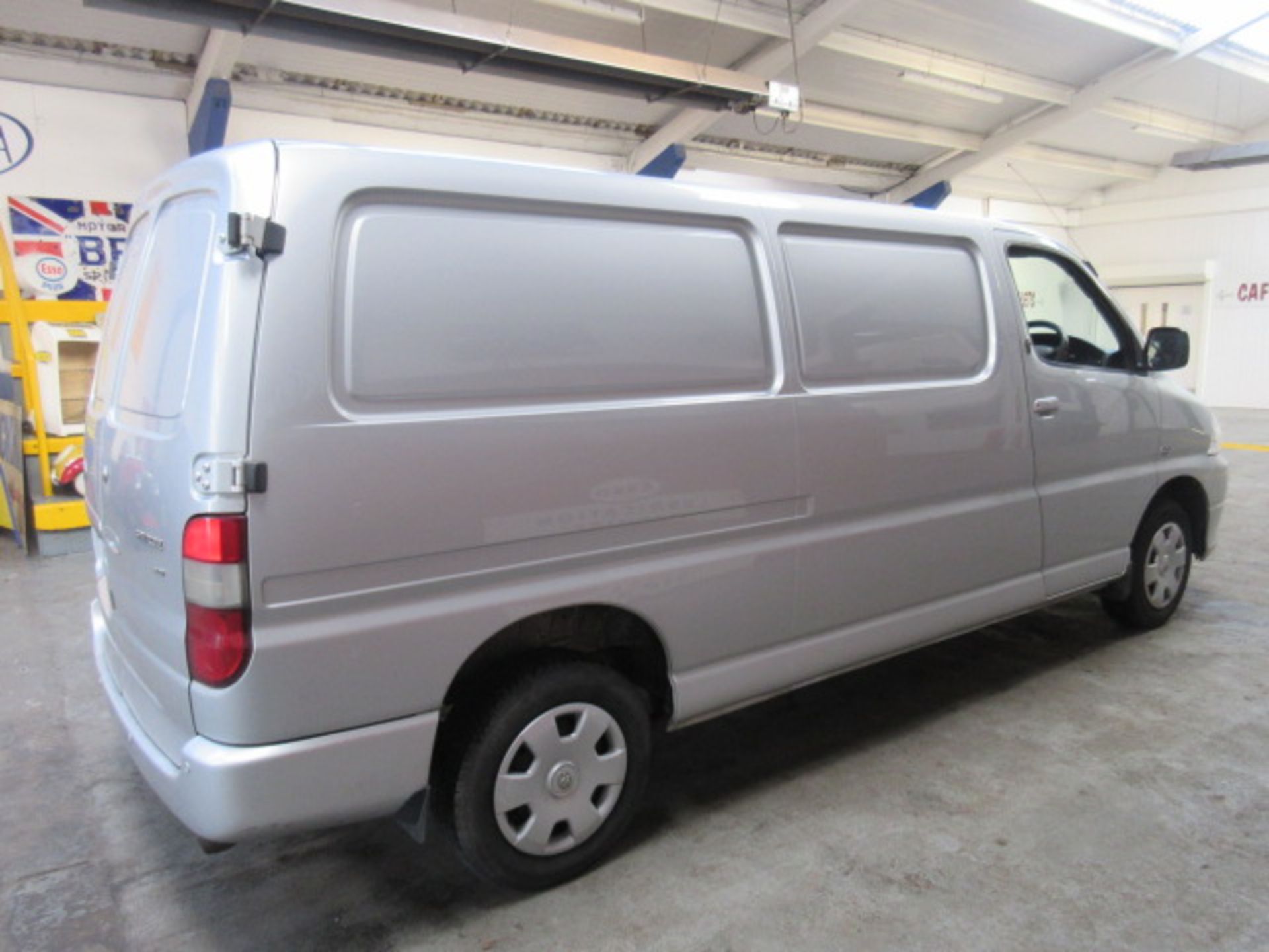 11 11 Toyota Hiace 300 D-4D 120 LWB - Image 19 of 32