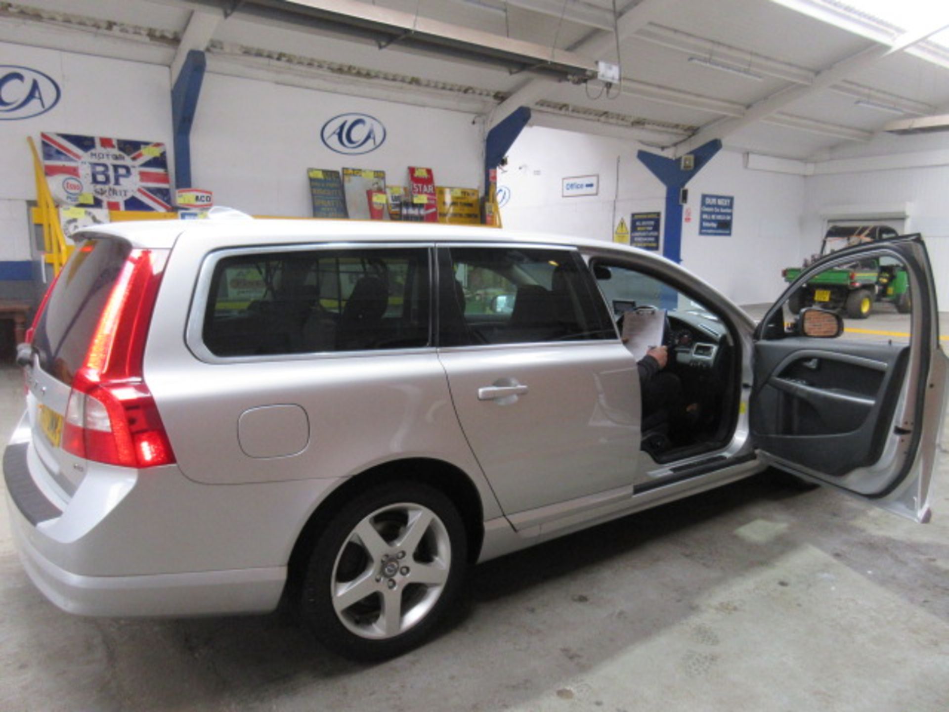 57 07 Volvo V70 SE Lux D5 Auto - Image 12 of 21