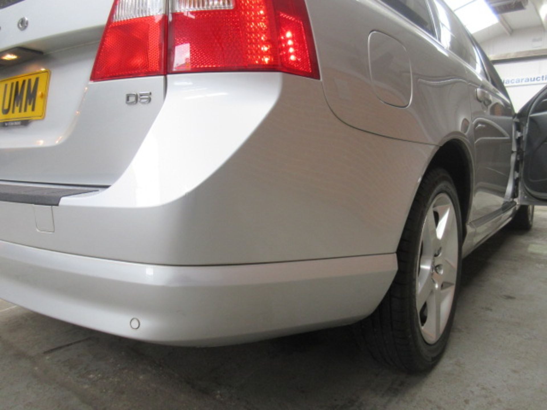 57 07 Volvo V70 SE Lux D5 Auto - Image 9 of 21