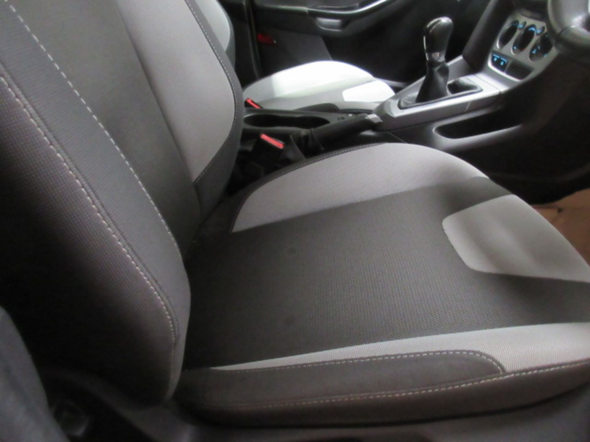 12 12 Ford Focus Zetec 105 - Image 17 of 18