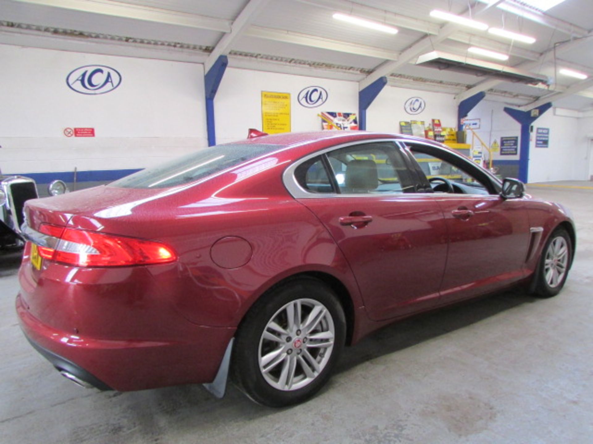 64 14 Jaguar XF Luxury D Auto - Image 7 of 20