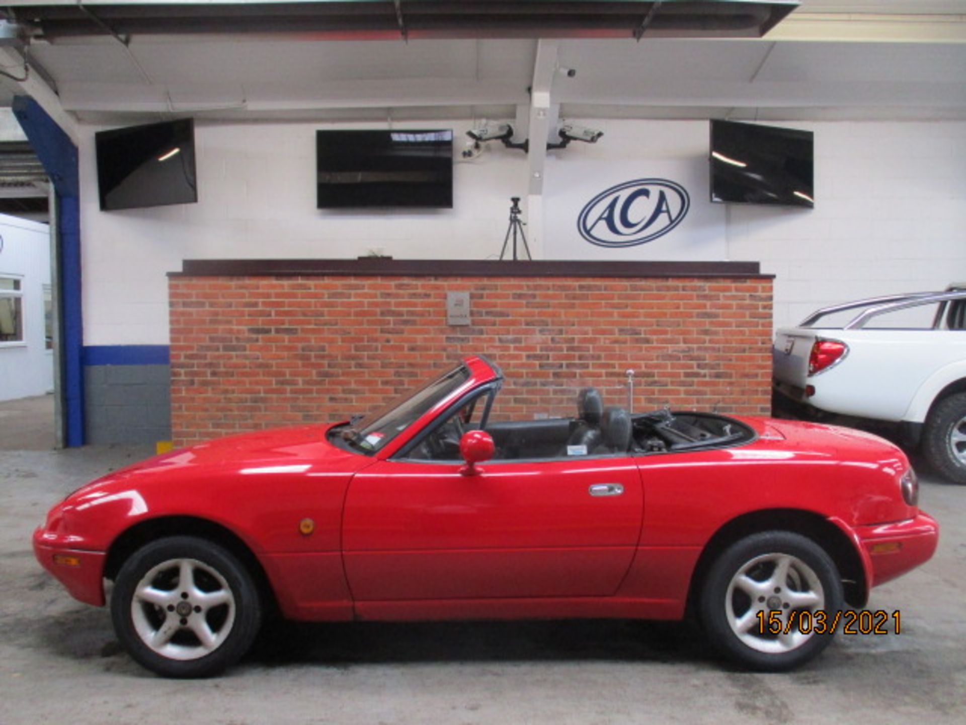 P 97 Mazda MX-5 - Image 14 of 21