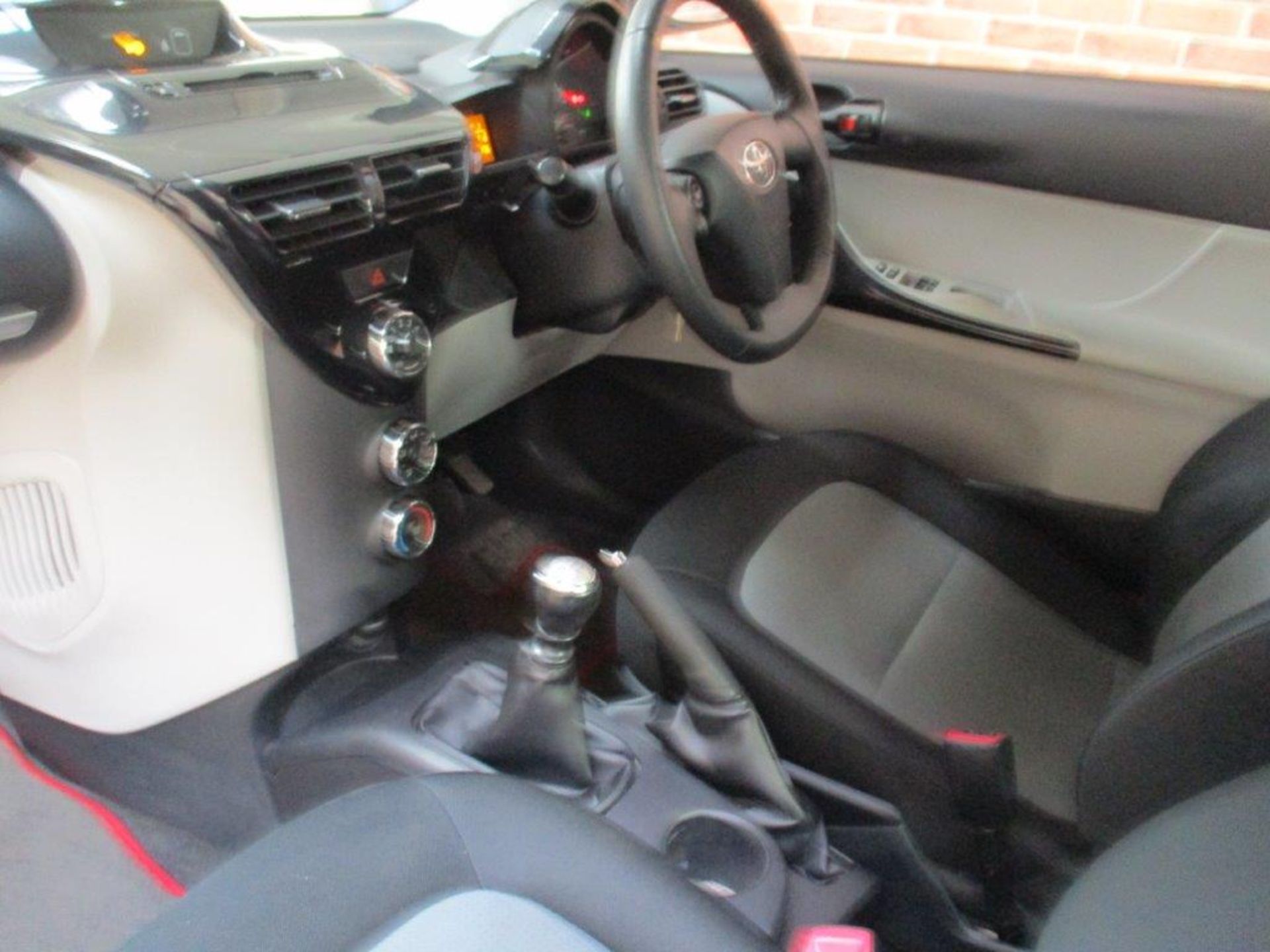 63 14 Toyota IQ VVT-I - Image 7 of 19