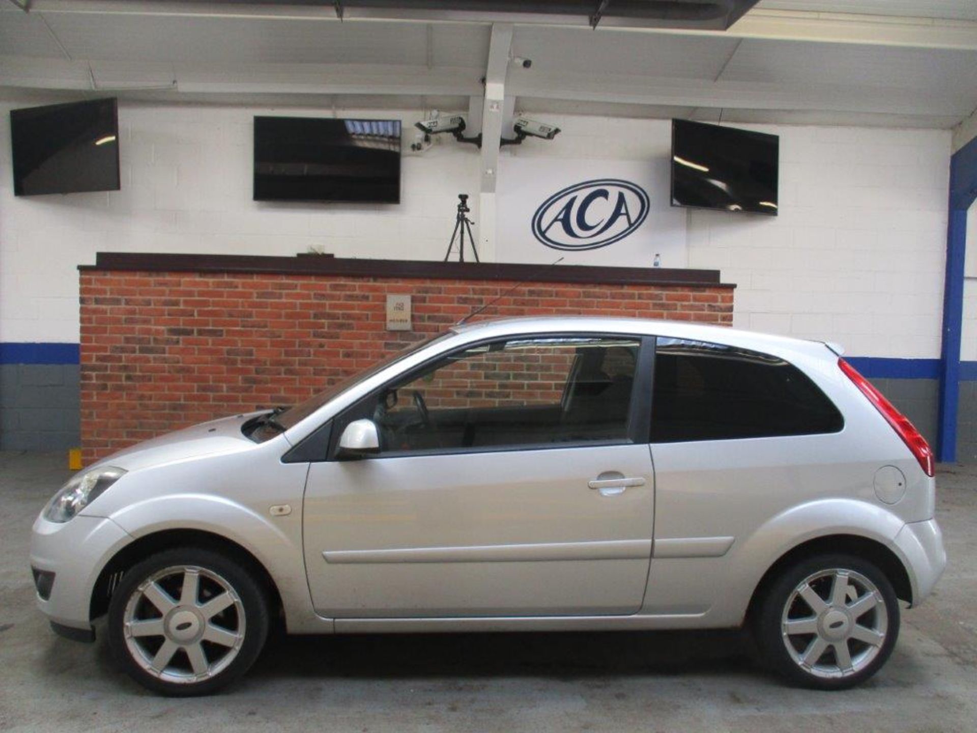 57 07 Ford Fiesta Zetec Climate TDCI - Image 2 of 16