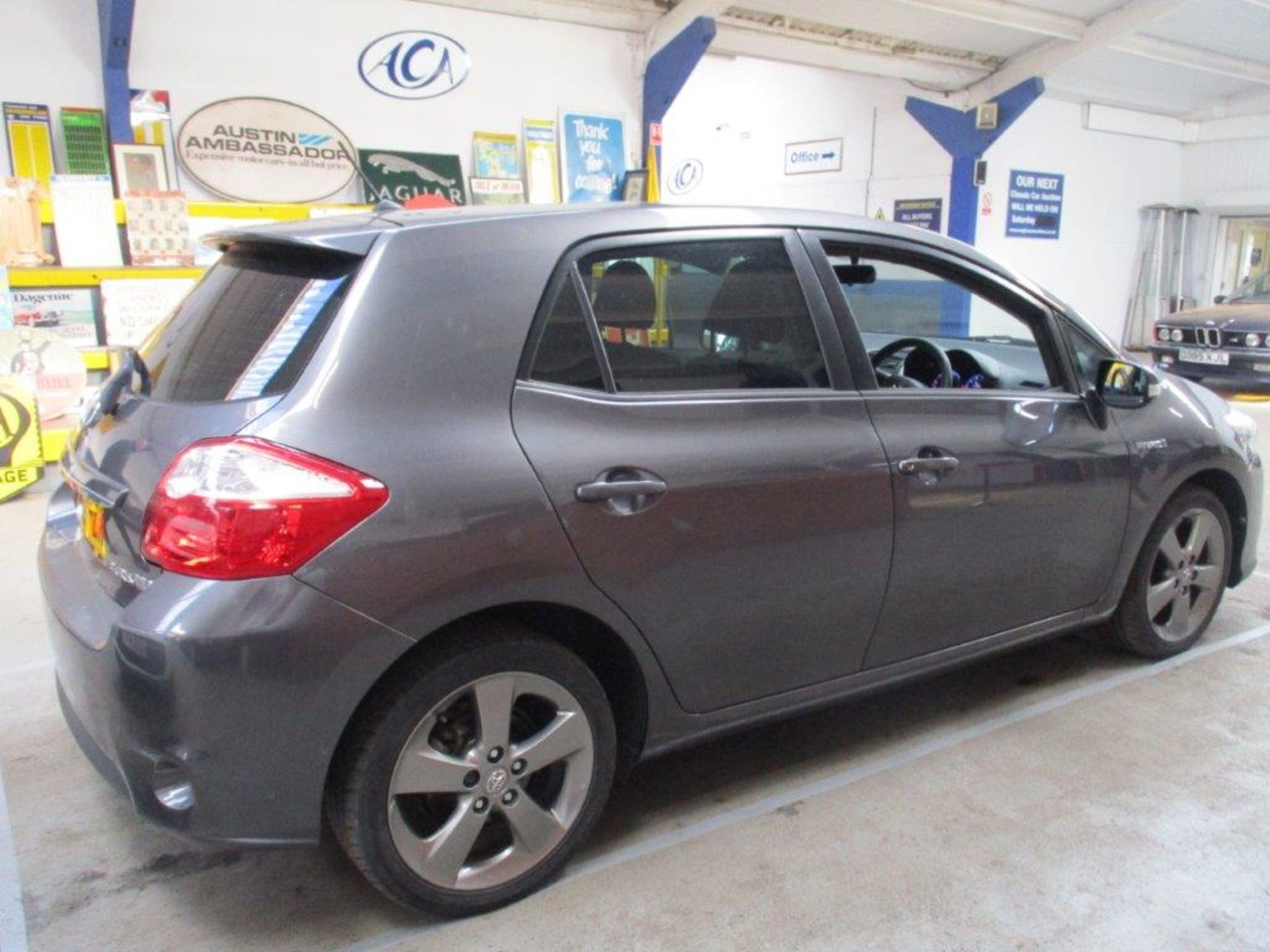 62 12 Toyota Auris Hybrid T4 CVT - Image 12 of 23