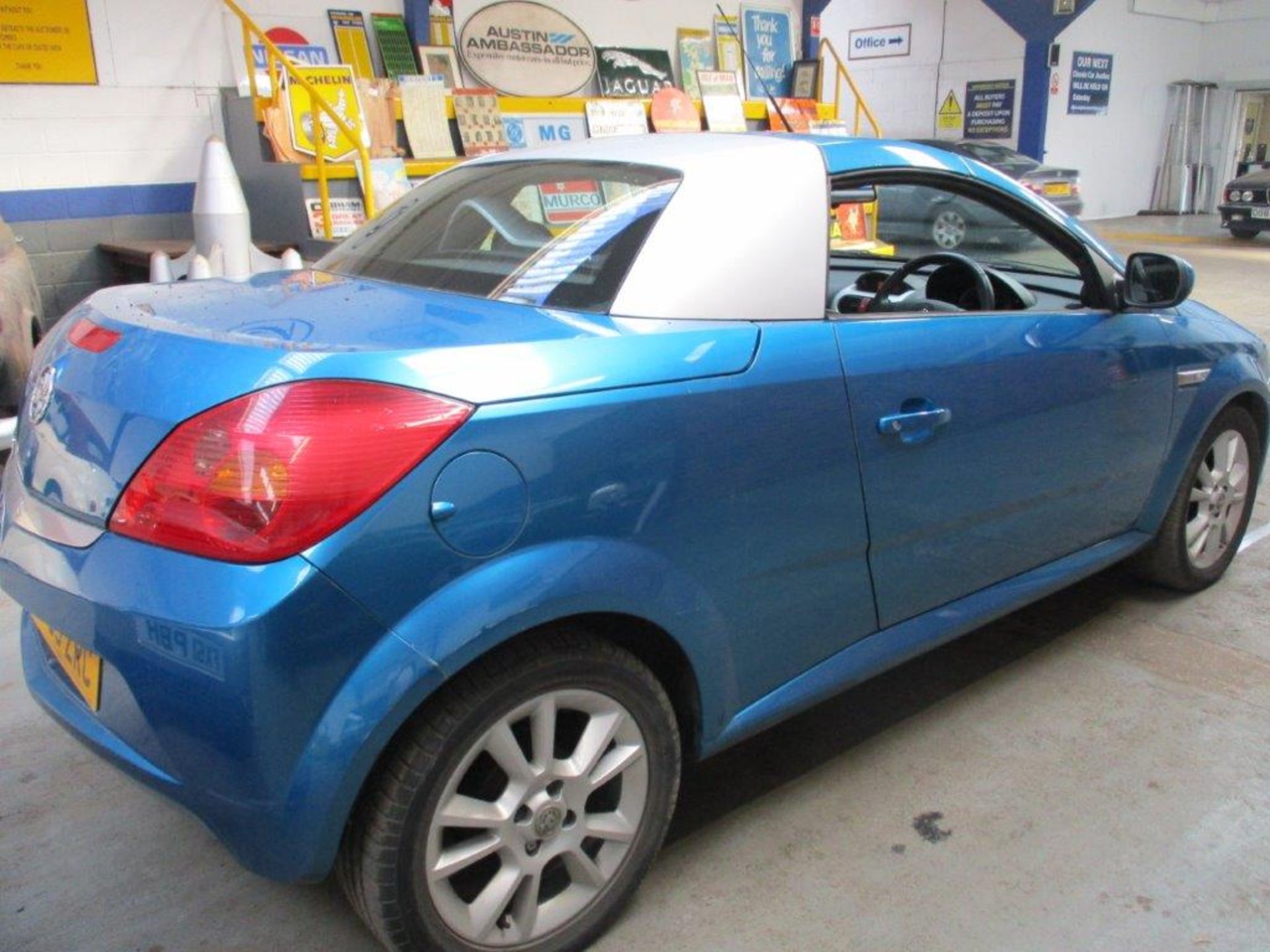 55 05 Vauxhall Tigra Sport - Image 11 of 23