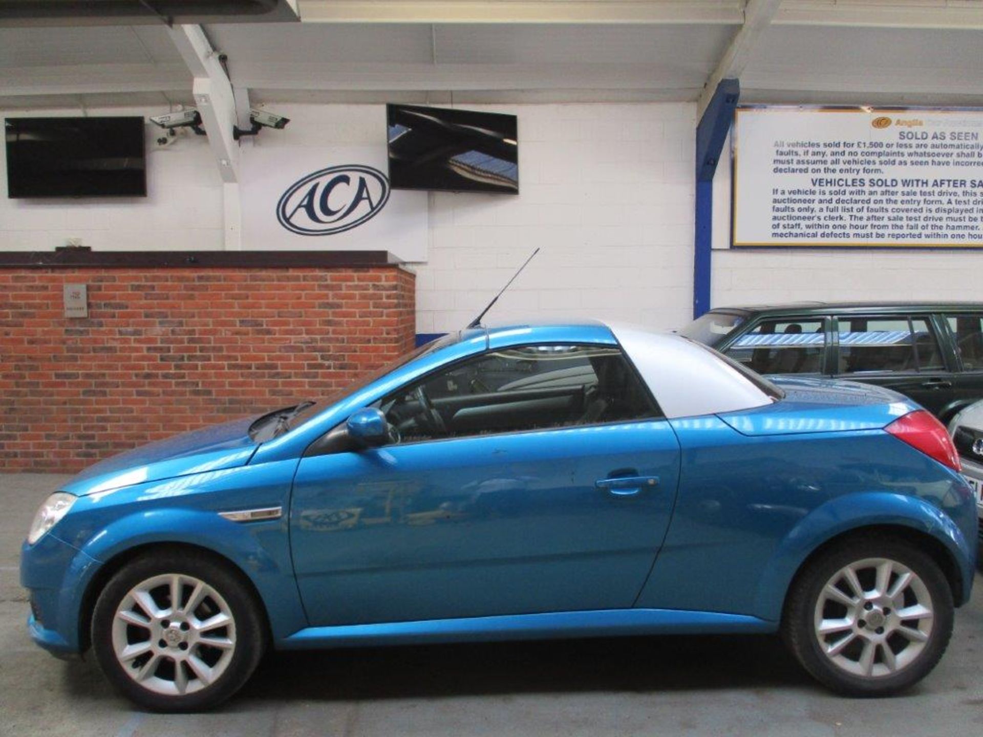 55 05 Vauxhall Tigra Sport - Image 18 of 23