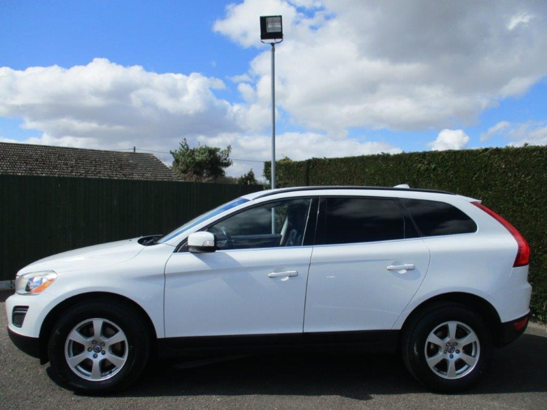 11 11 Volvo XC60 Drive SE D3 - Image 2 of 25