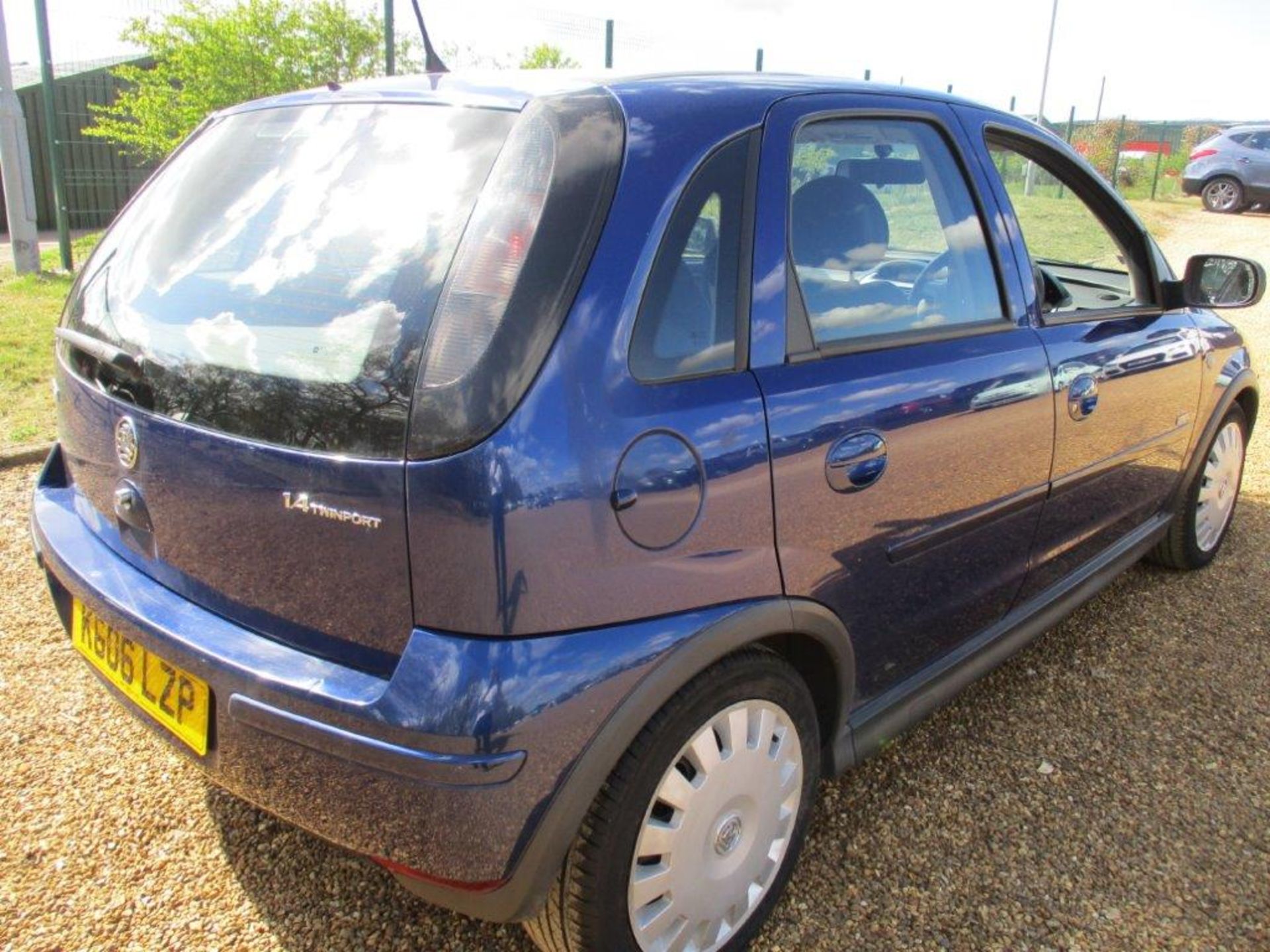 06 06 Vauxhall Corsa Design 16V Twin - Image 13 of 21