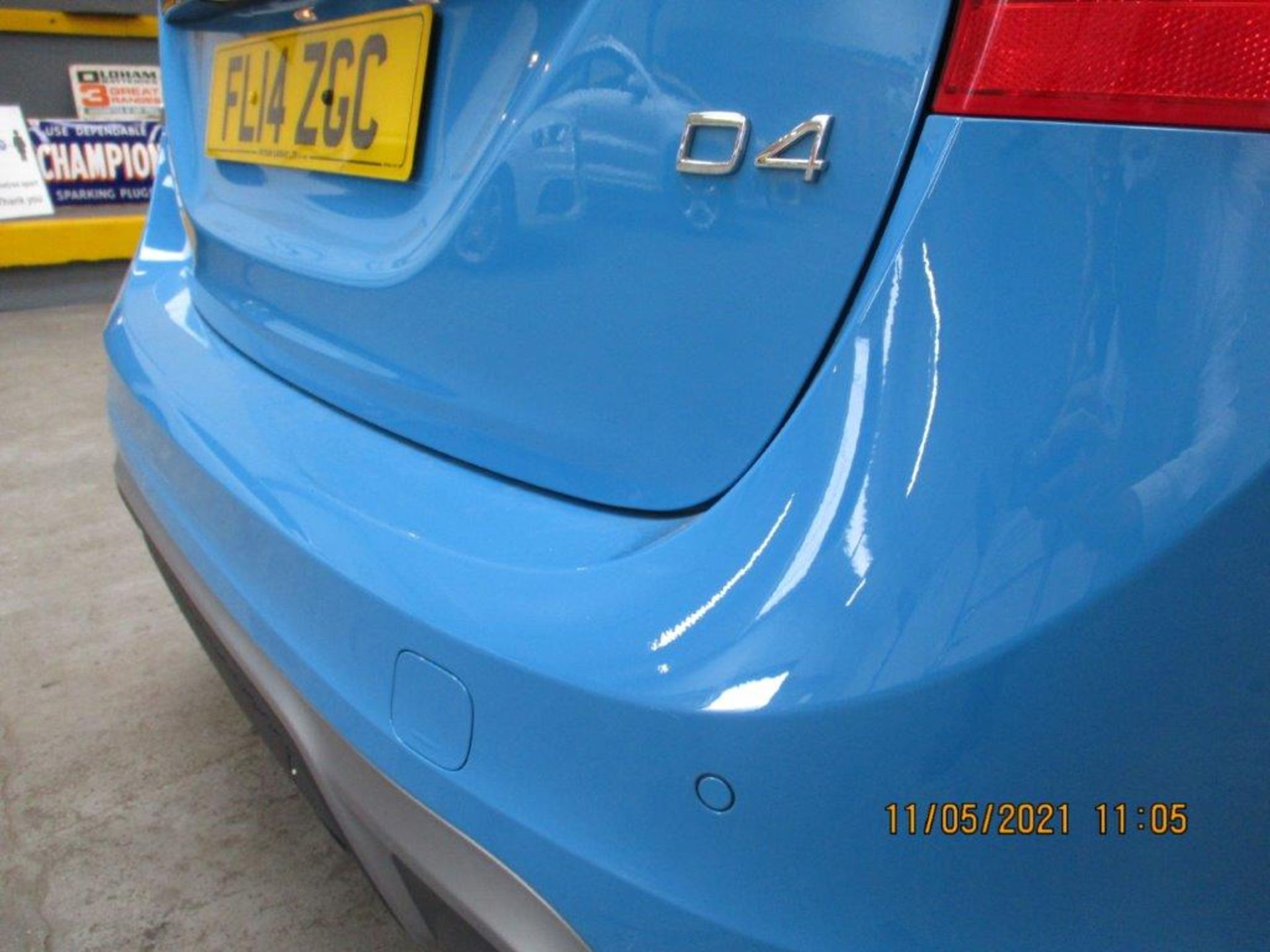 14 64 Volvo V60 R Design D4 Estate - Image 17 of 29