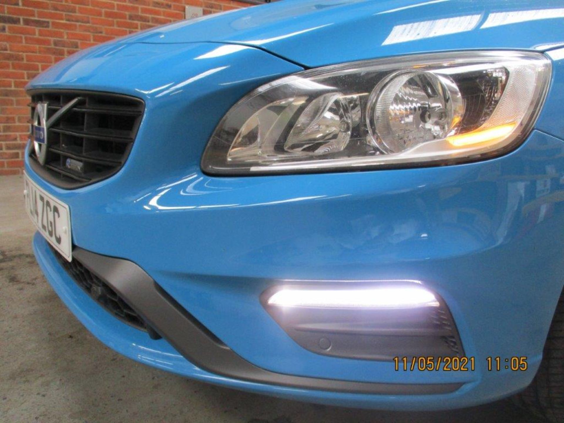 14 64 Volvo V60 R Design D4 Estate - Image 13 of 29