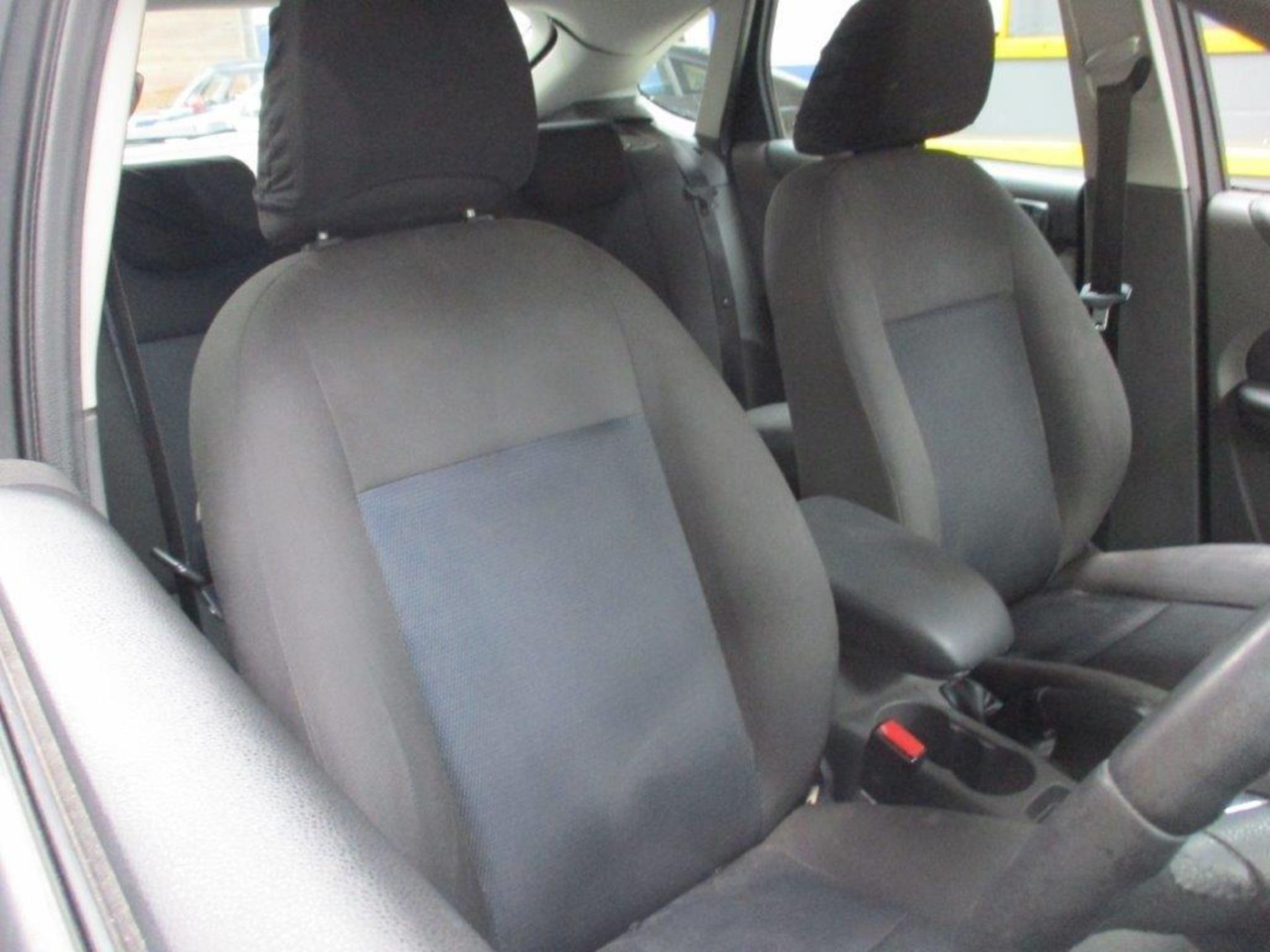 57 07 Ford Focus Zetec Climate - Image 15 of 20
