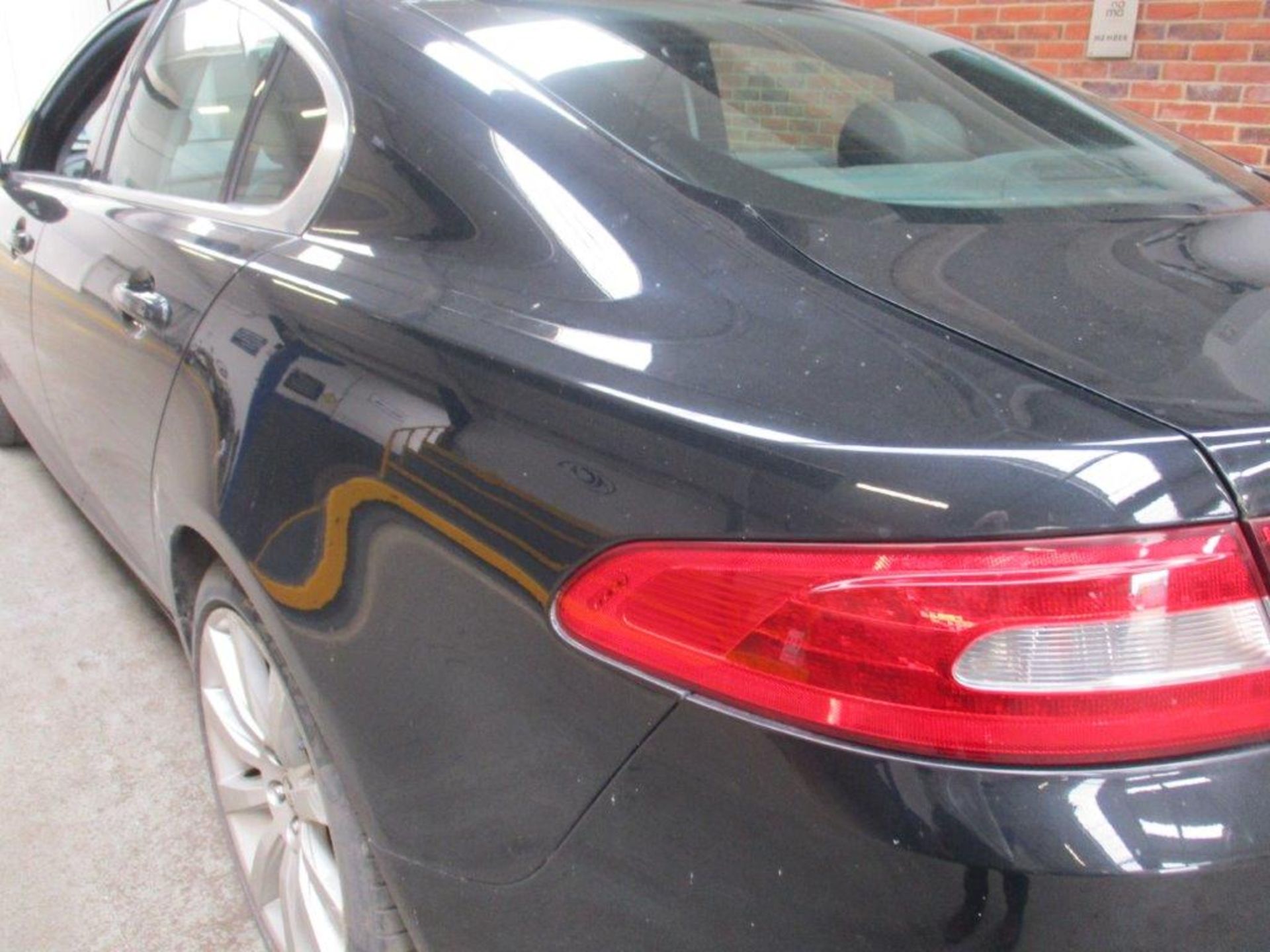 59 09 Jaguar XF Luxury V6 Auto - Image 4 of 25