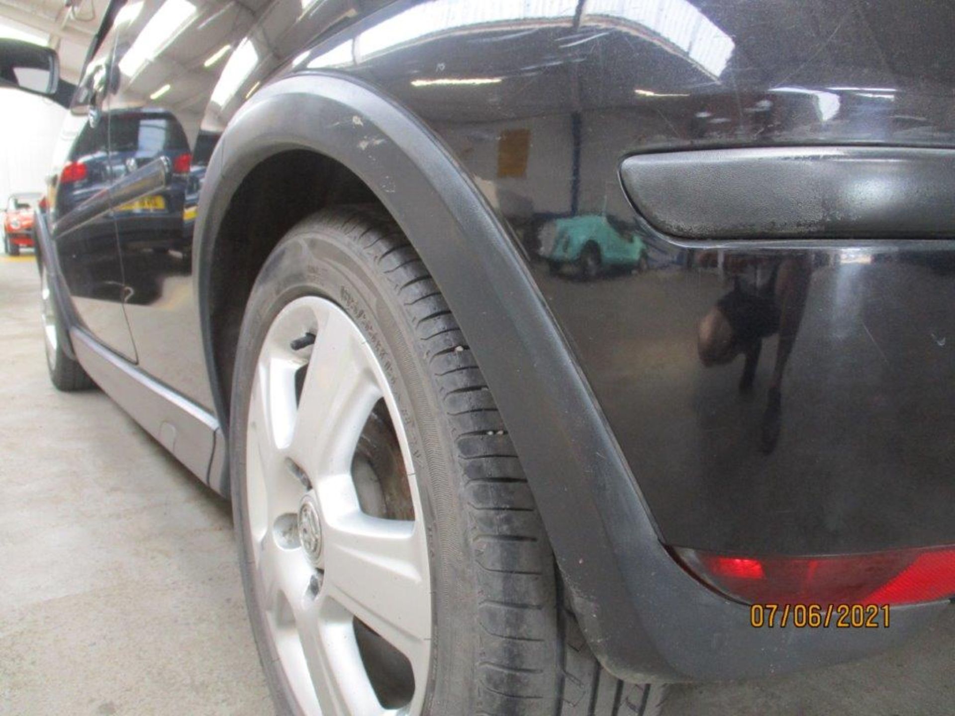 04 04 Vauxhall Corsa SXI - Image 5 of 17