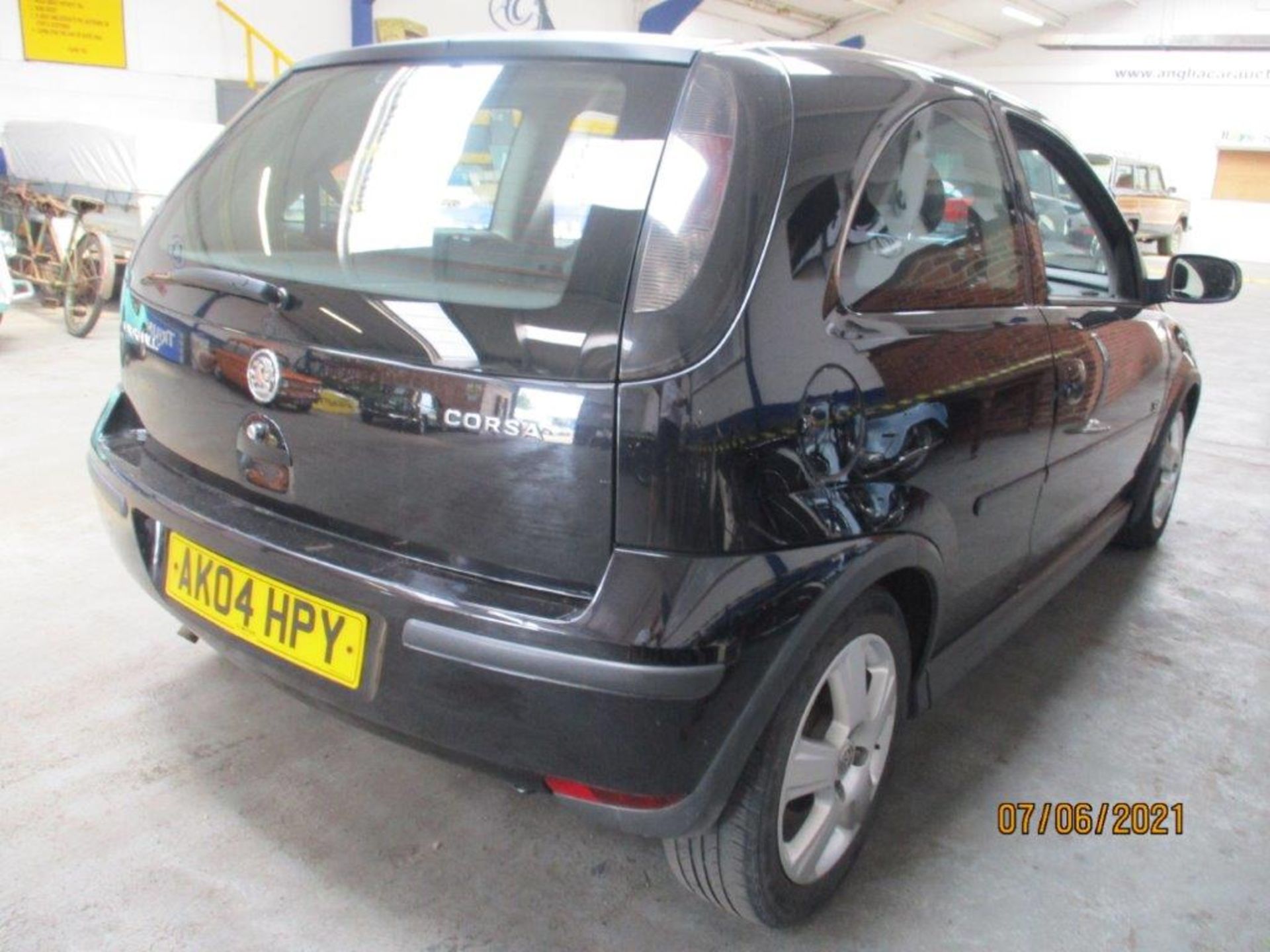 04 04 Vauxhall Corsa SXI - Image 6 of 17