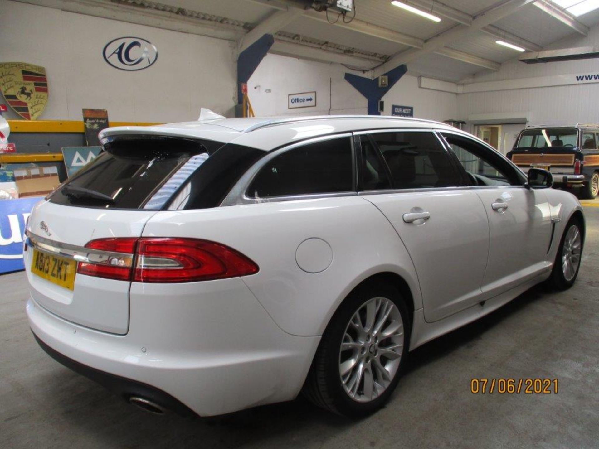 13 13 Jaguar XF Sport Sportbrake D - Image 7 of 22