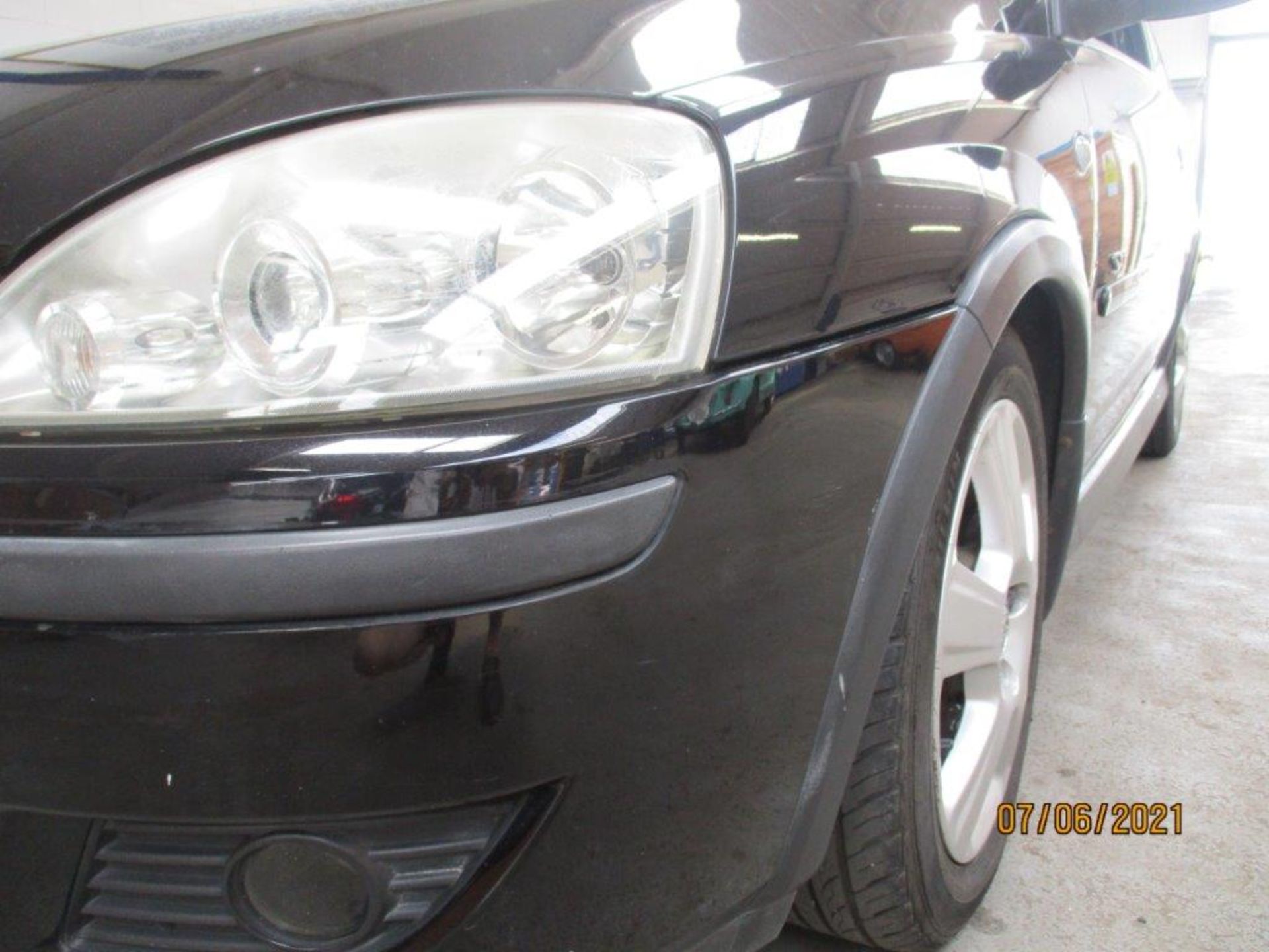 04 04 Vauxhall Corsa SXI - Image 3 of 17
