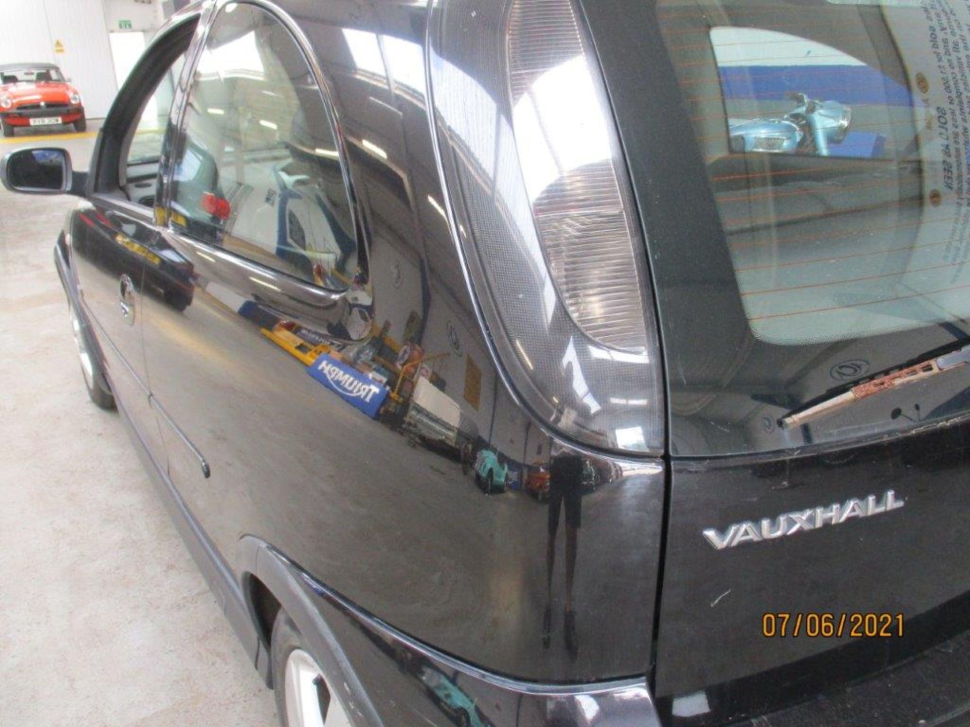 04 04 Vauxhall Corsa SXI - Image 8 of 17