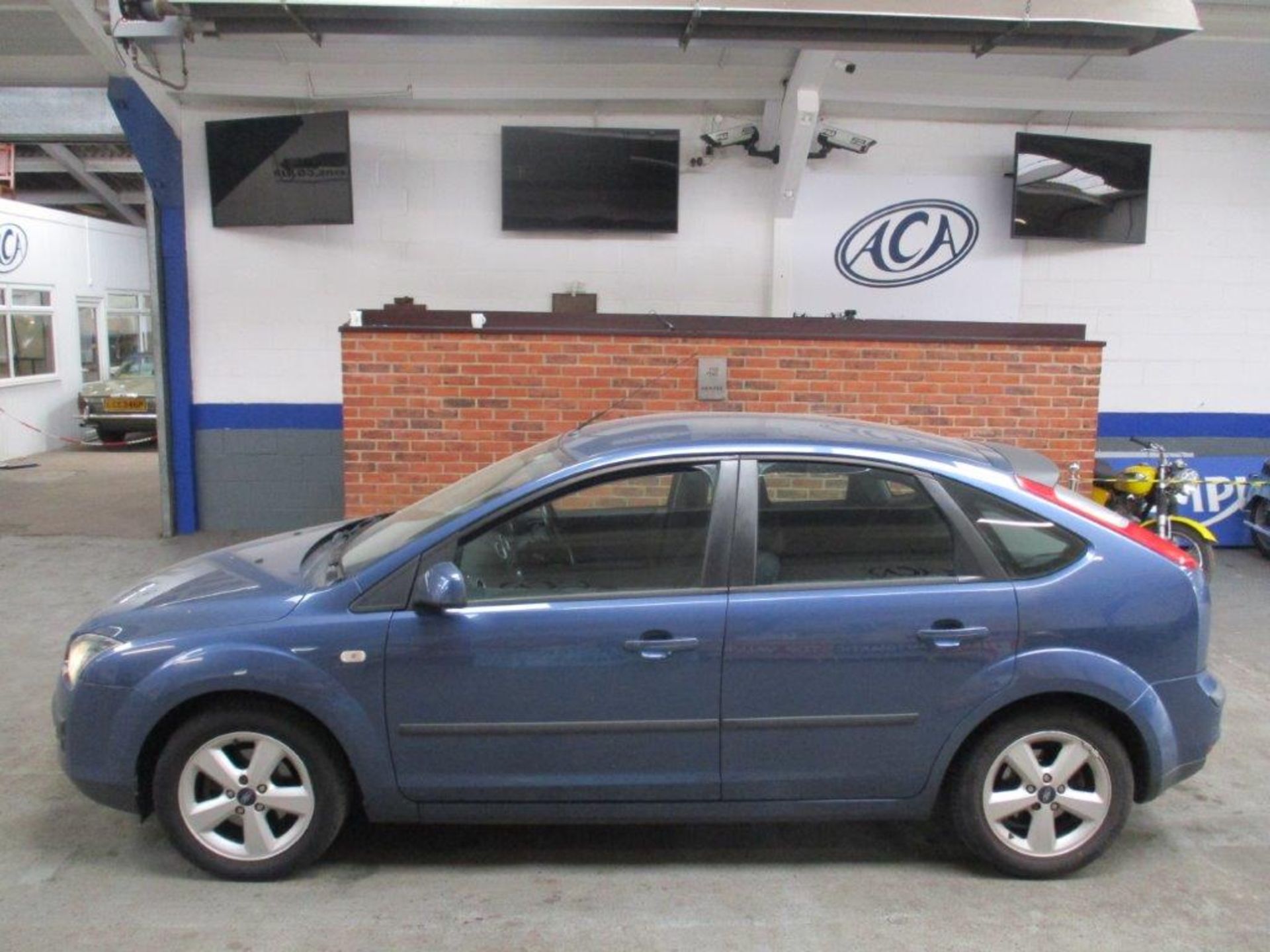 06 06 Ford Focus Zetec Climate - Image 2 of 18