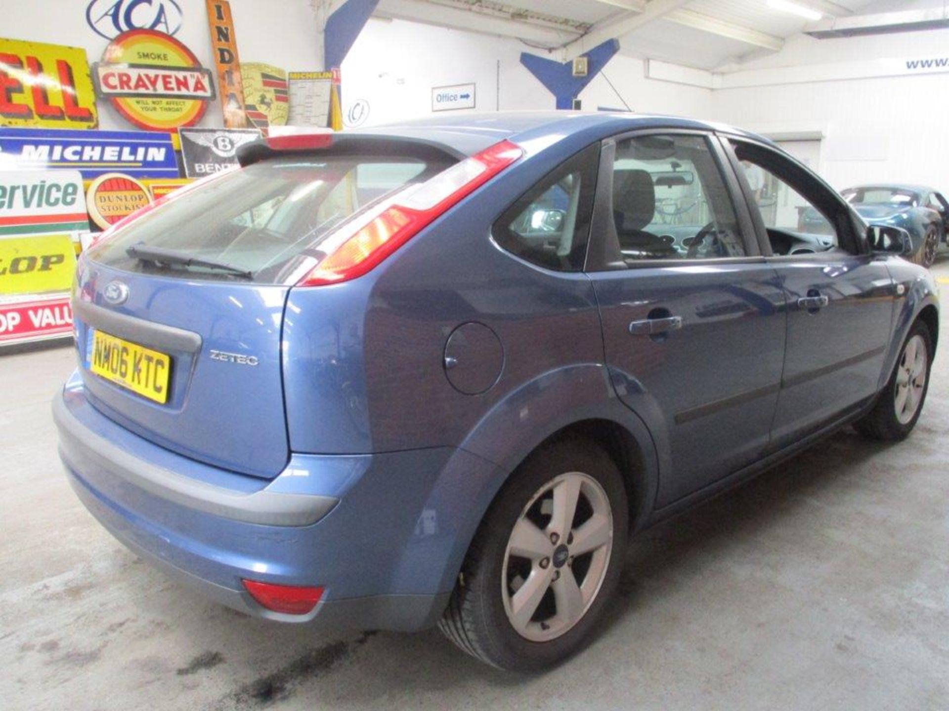 06 06 Ford Focus Zetec Climate - Image 8 of 18