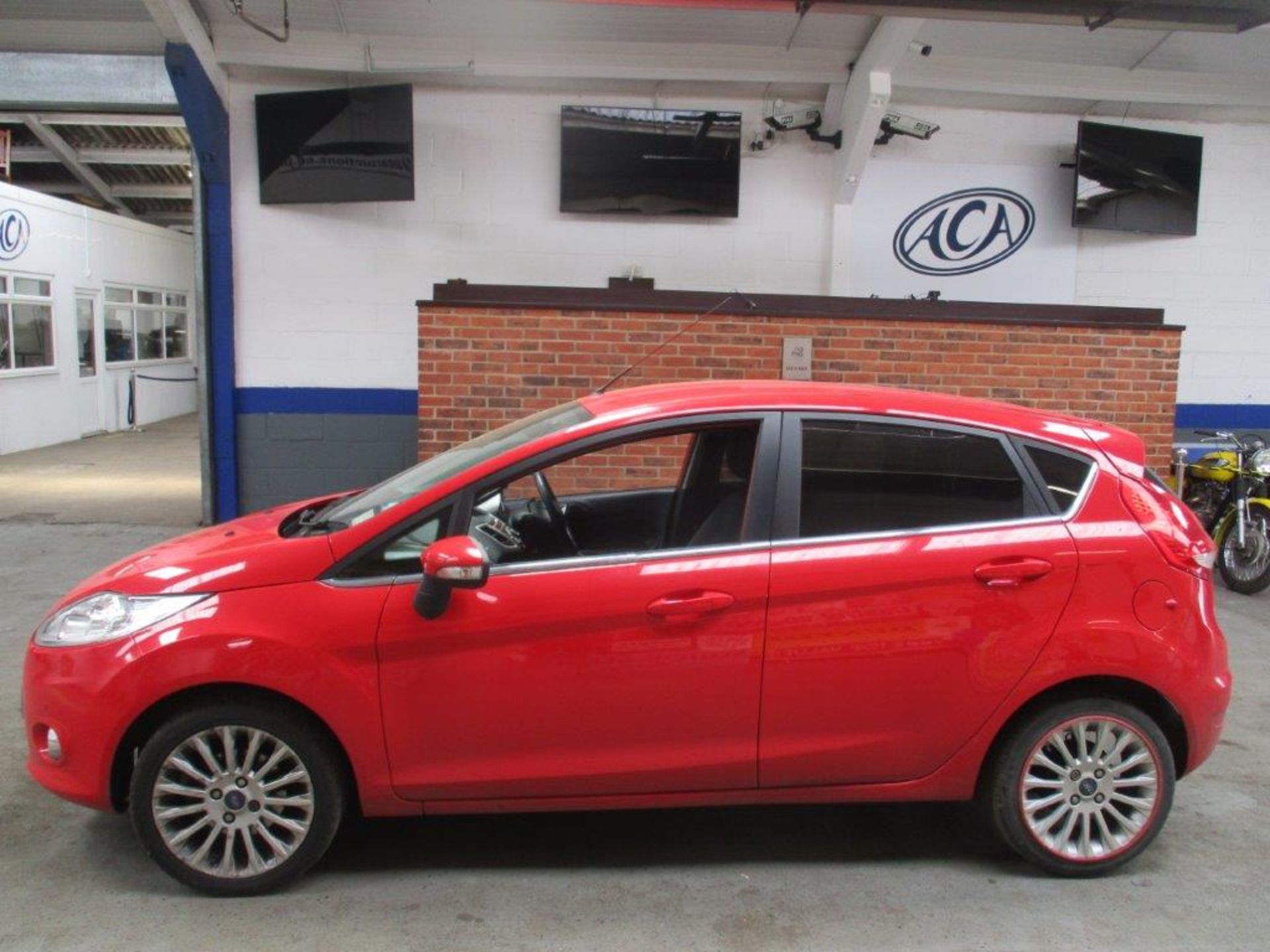 61 11 Ford Fiesta 1.4 Titanium - Image 7 of 18