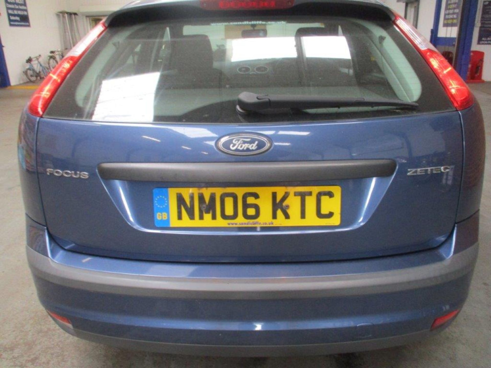 06 06 Ford Focus Zetec Climate - Image 13 of 18