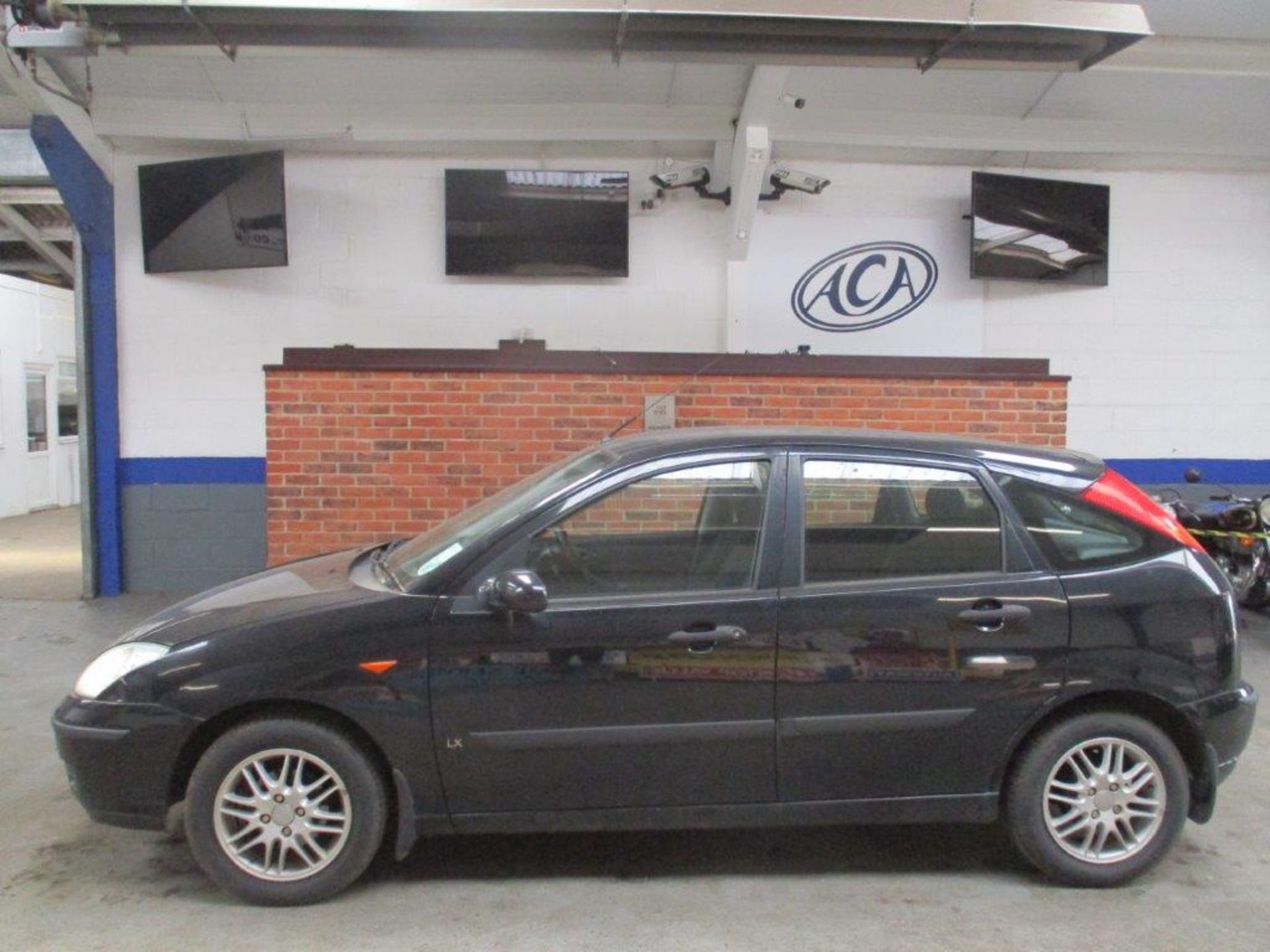 02 52 Ford Focus LX - Image 2 of 18