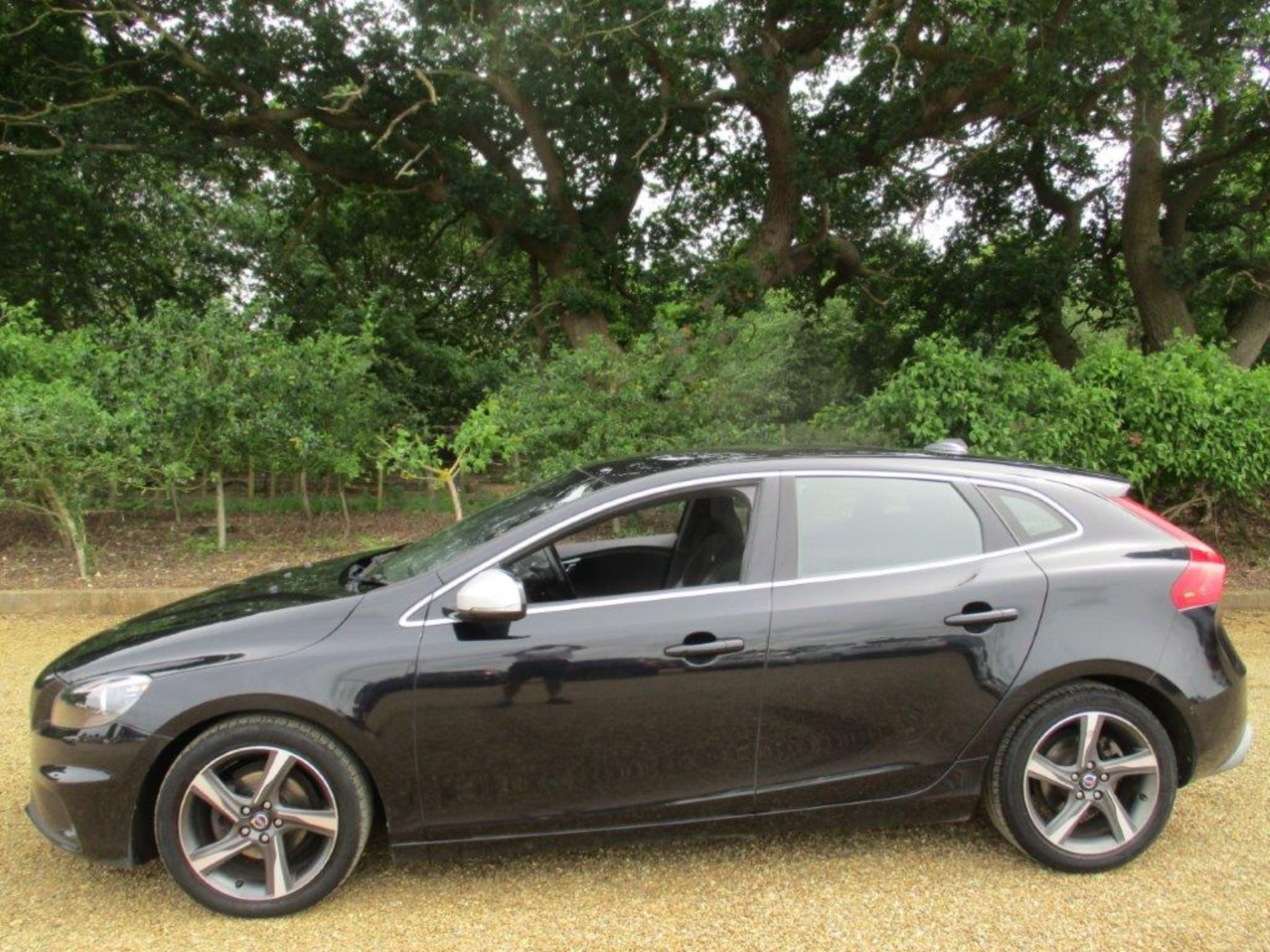 13 63 Volvo V40 R Design D2 5dr - Image 2 of 22